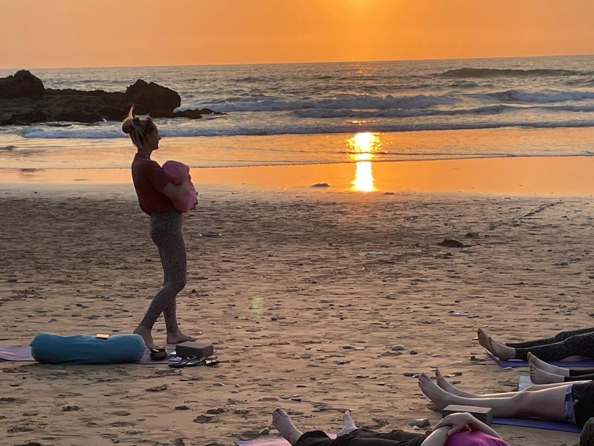 Que la magie op&egrave;re ✨

Qu&rsquo;elles sont belles ces pratiques de yoga au coucher du soleil . Quelle chance de guider ces moments uniques sur la plage🙏🏻

&bull;Vivre cette session profonde au bruit des vagues
&bull;S&rsquo;ancrer dans un mom