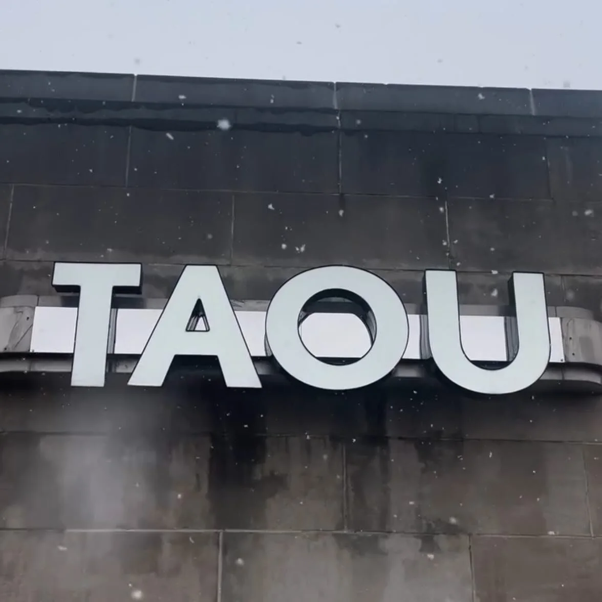 Evening classes are still on for tonight ❄️❄️❄️❄️

5:15 PM BARRE 
5:45 PM YIN YANG WITH ANDRE 
7:15 PM MYO YIN