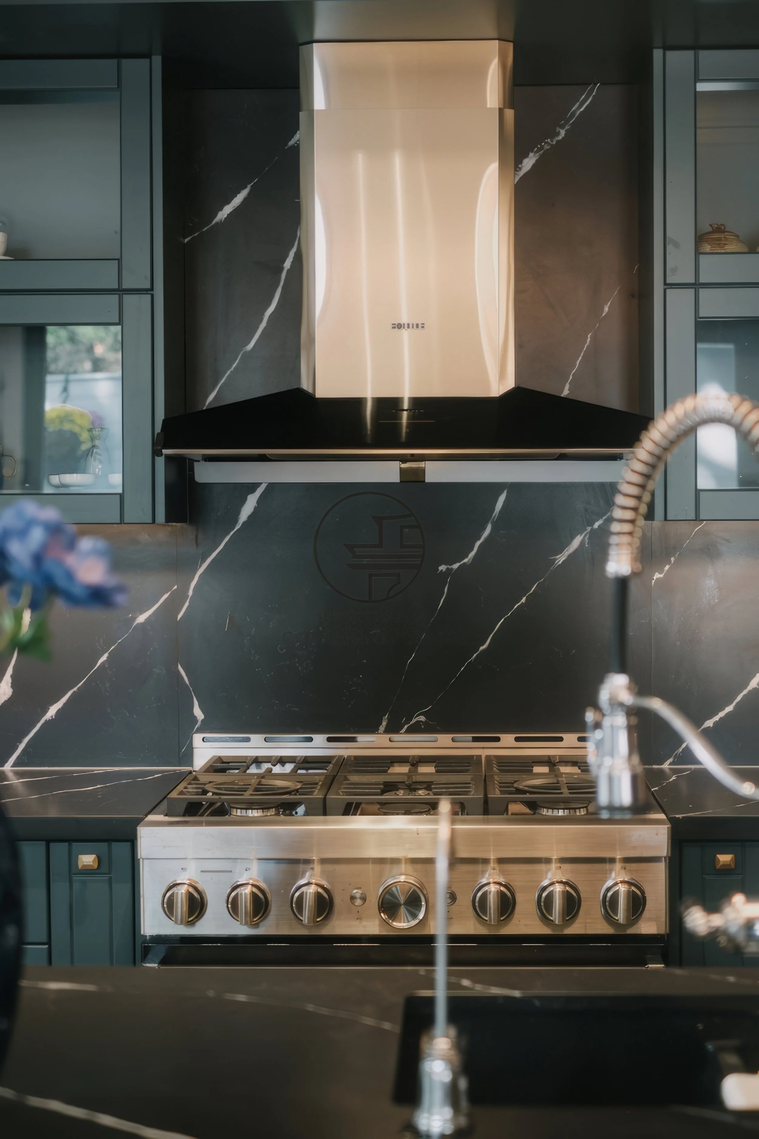 modern-kitchen-range-hood-marble-backsplash-toronto.jpg.jpg