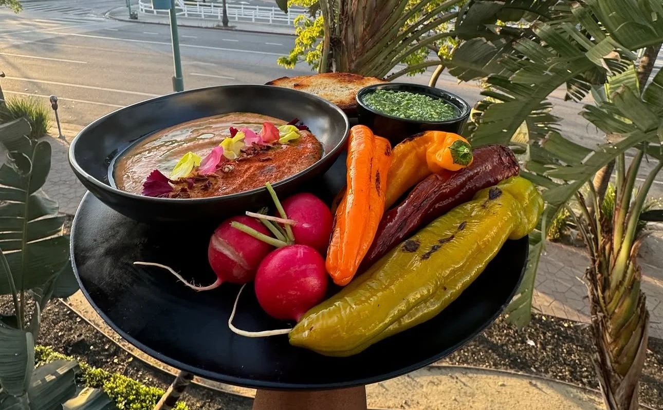 Black eyed Pea- Hummus  + Crudités 