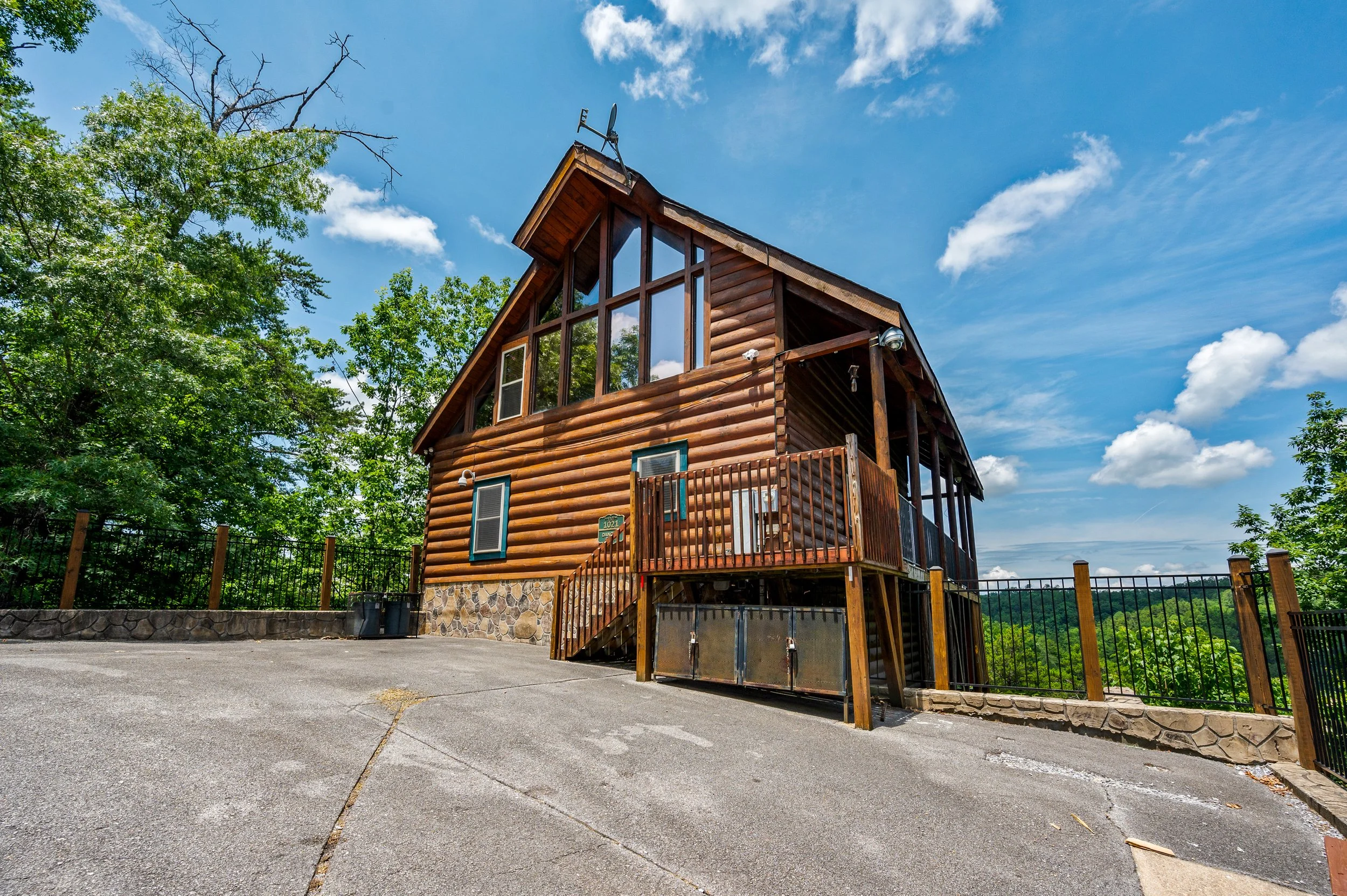 Lazybear Lodge in Sevierville, Tennessee 