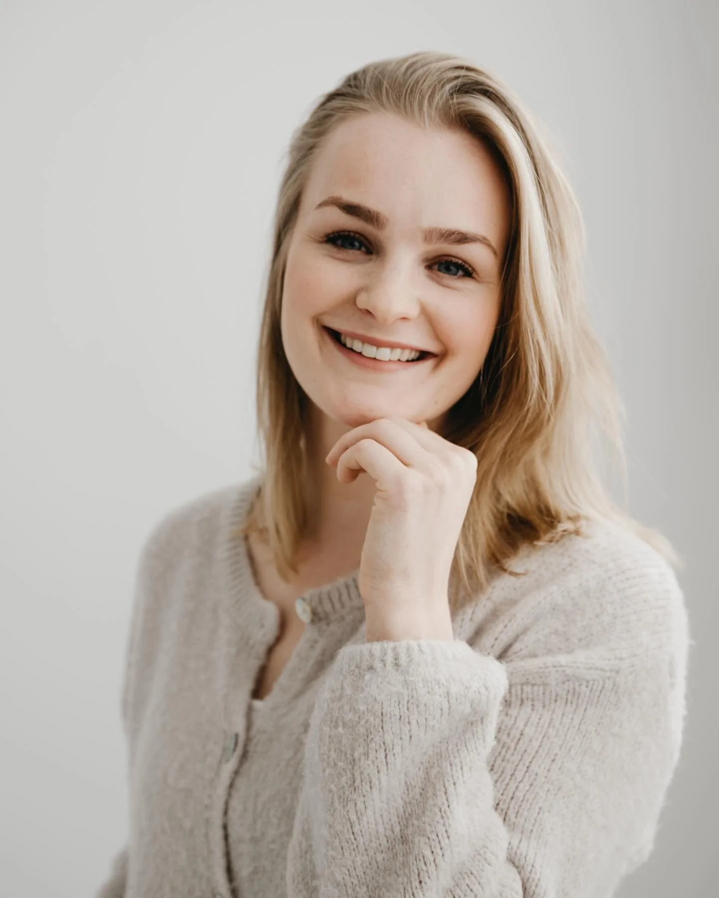 Studio shoot📷 In deze prachtige daglicht studio maakte ik deze gave portretten.  Welke is jouw favoriet?  En wil jij ook zo&rsquo;n mooie portretshoot in de studio? Of juist buiten met city vibes? 🤩 Neem dan snel contact met me op voor alle mogelij