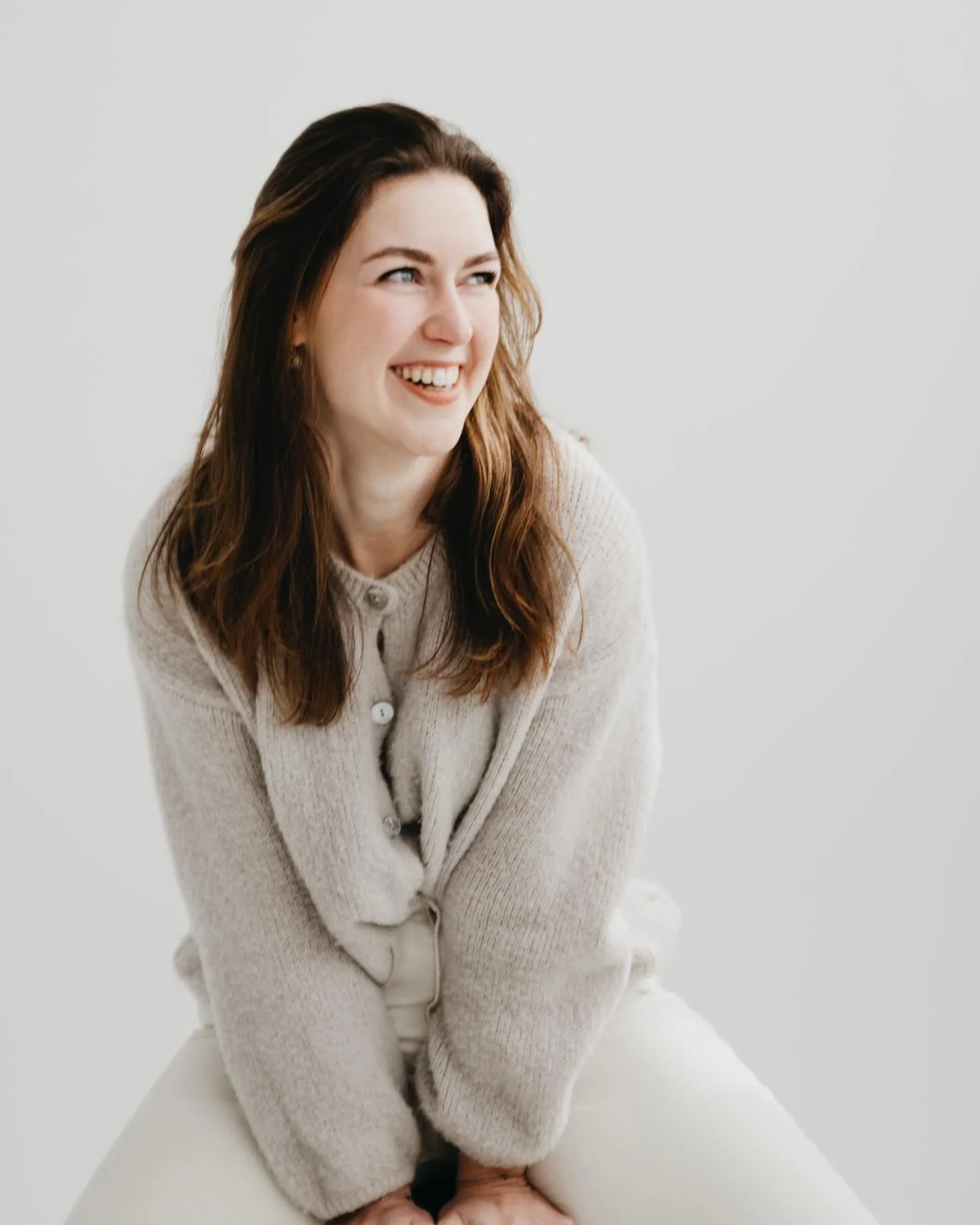 Wedden dat er tijdens een shoot minimaal 1 foto bij zit waar je heerlijk in de lach schiet? Shooten is ook plezier hebben en als resultaat krijg je dan van deze spontane foto&rsquo;s! Zie ik jou binnenkort 🔜? #fotoshoot#studioshoot#studiofotografie#