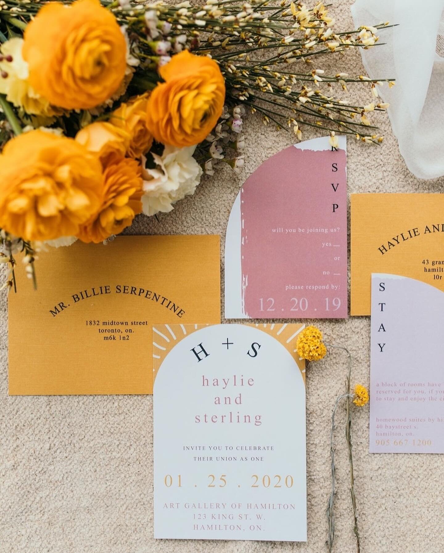 A little pop of colour for your day ✨
📸 @robanzitwedding 
✉️ @ellarosepaperie