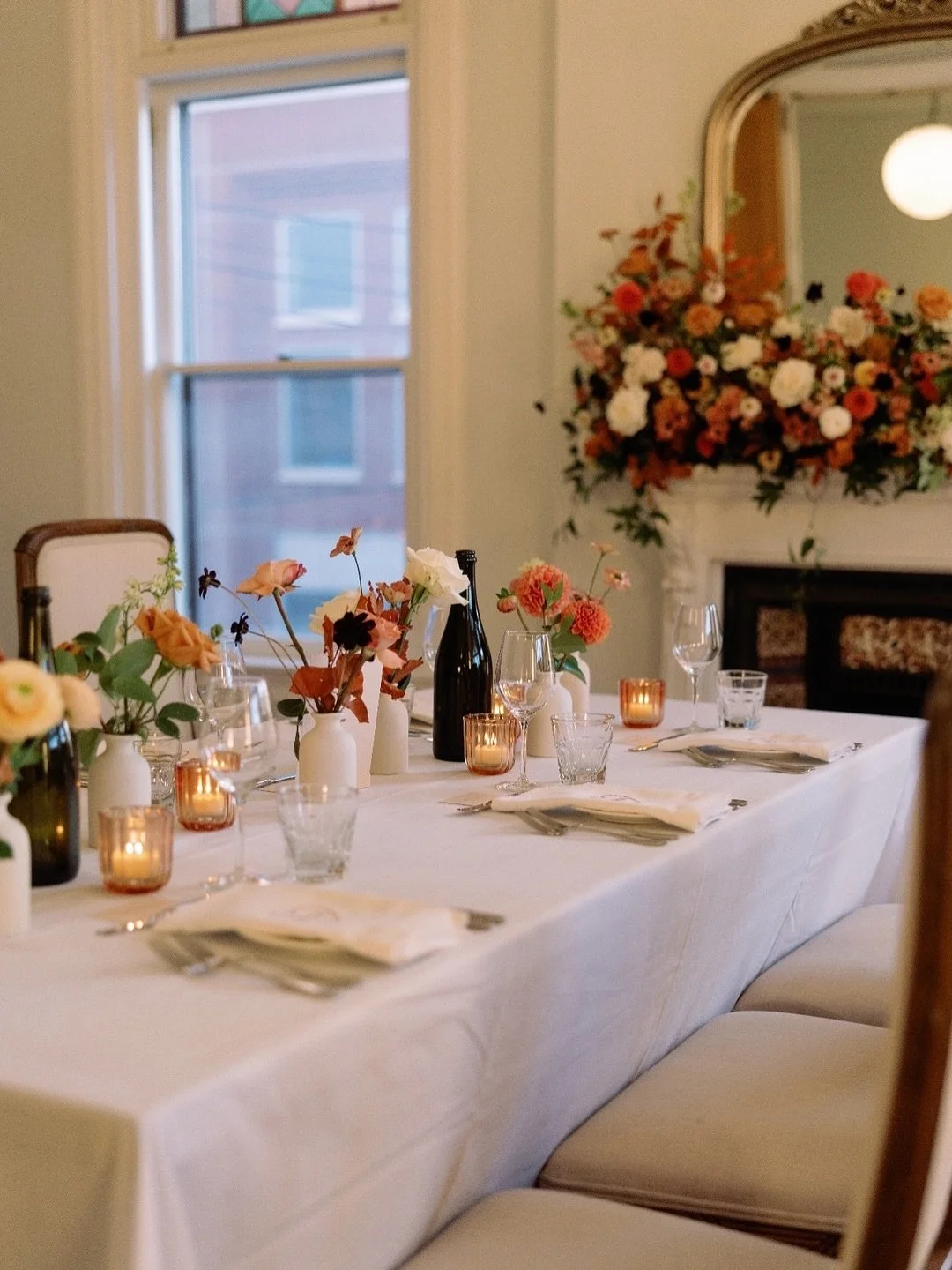 Still thinking about the sunlight that drenched M+M&rsquo;s reception (and the cutest embroidered napkins) ✨
📸 @stephphoto.co