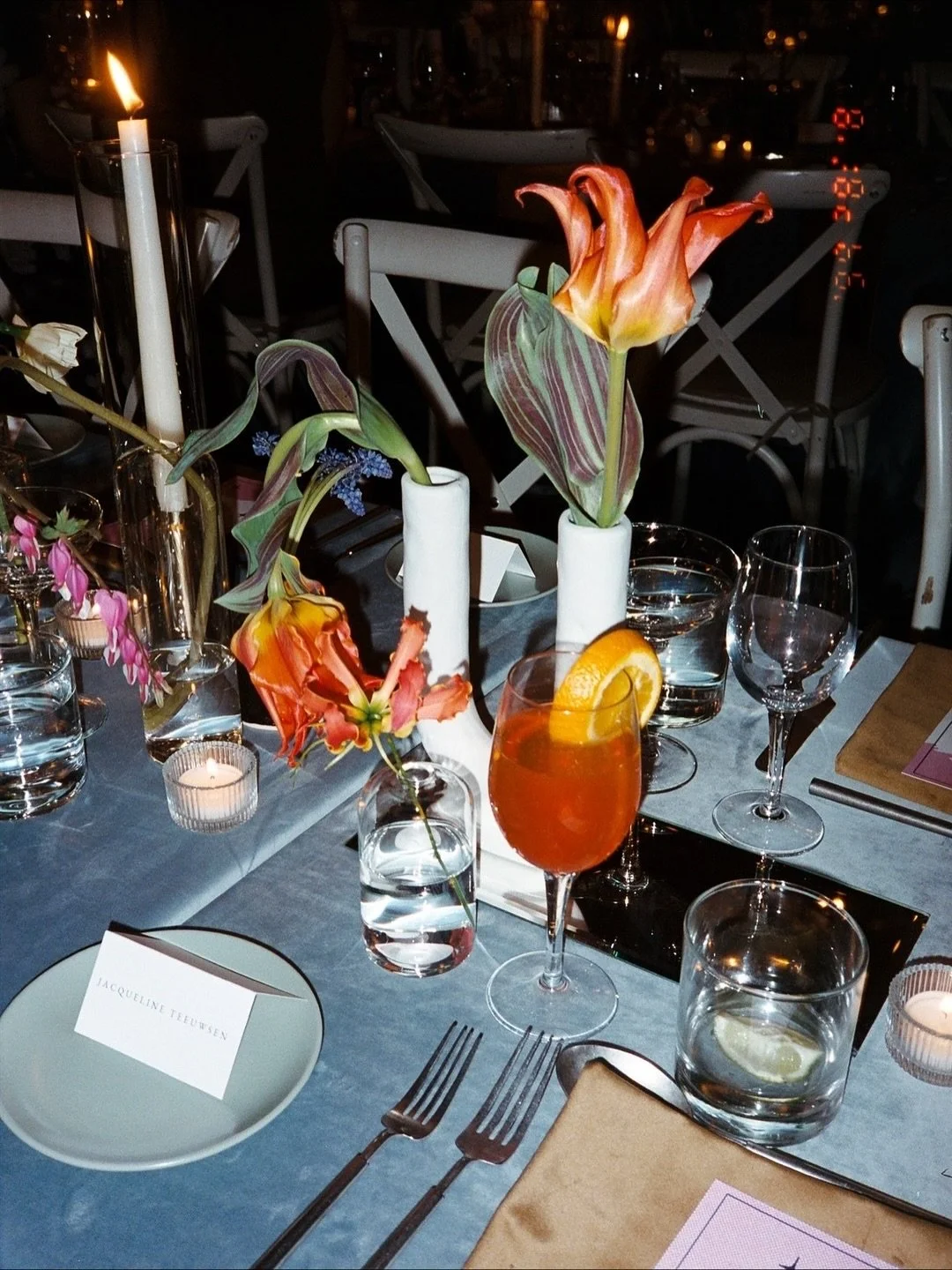 Every time clients are debating whether or not they want to have blue in their wedding colour palette, we think of these tables 💙
📸 @ryannehollies