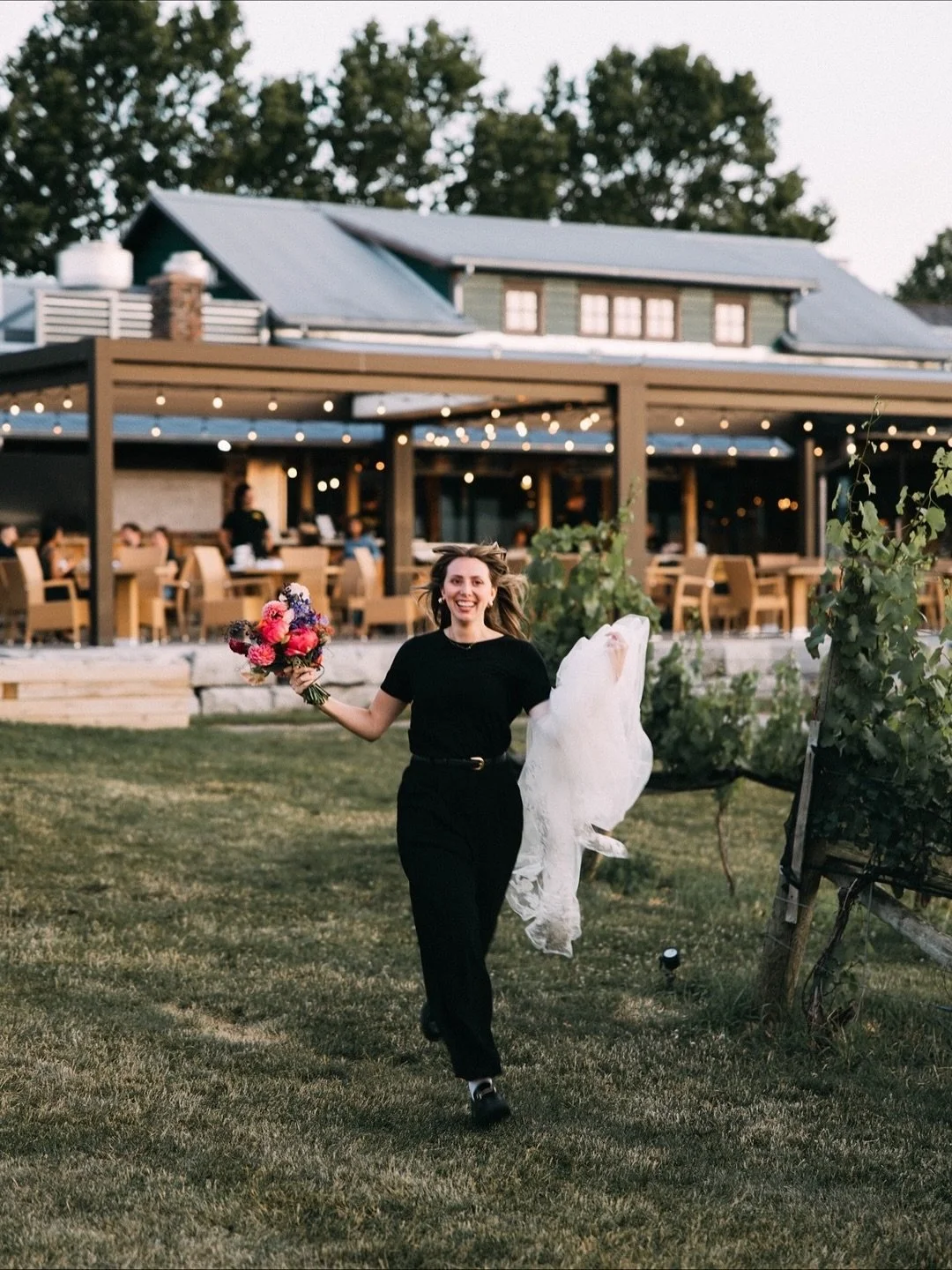 &ldquo;Can you hold m-&ldquo; Yes. A wedding planner basically doubles as your own personal pocket for the day. Bouquet, veil, phone, lipstick, tissues, you name it - we are holding it.
⠀⠀⠀⠀⠀⠀⠀⠀⠀
📸 @youngglassphotography 
🪻 @bloom_and_co