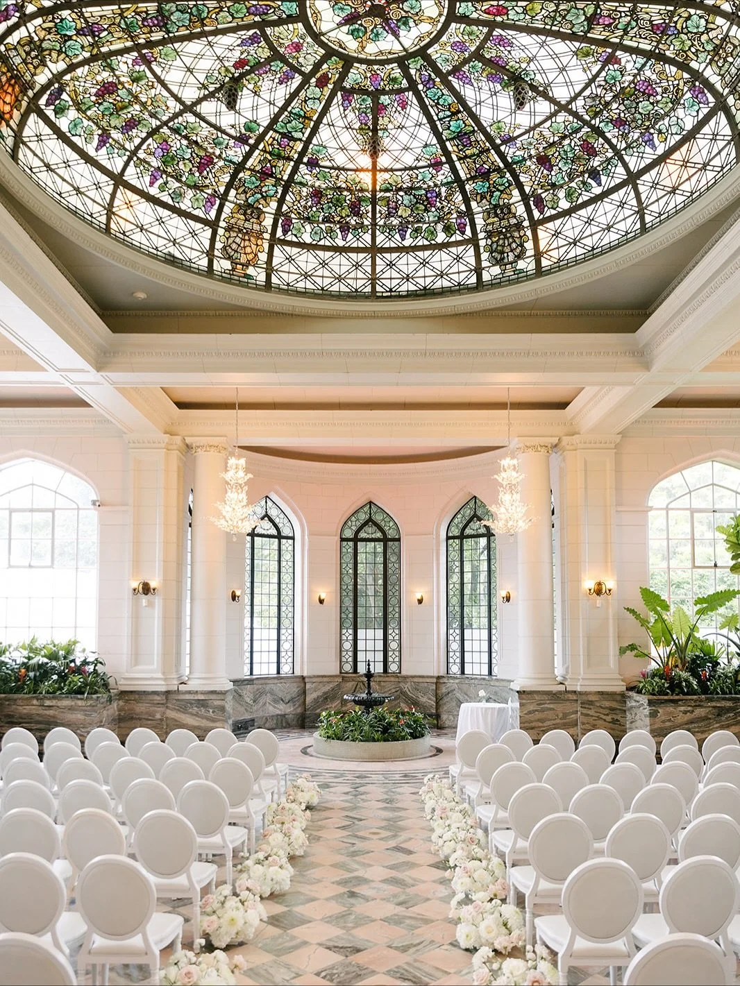 S+C&rsquo;s ceremony under these stained glass windows was absolutely breathtaking 🤍
📸 @mangostudios
