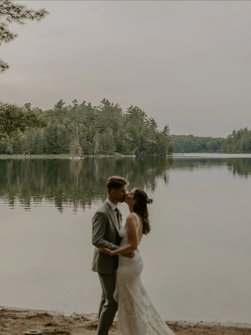 Cottage weddings have a very special place in our hearts, and L+A&rsquo;s day was no exception 💚
📸 @katewatkinson