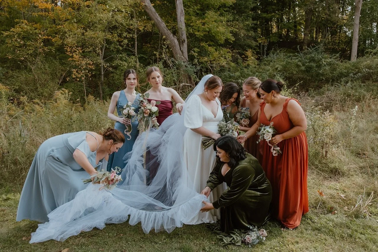 When we think of fall, we think of these wedding party colours 🍂
📸 @howdypictures @katieharrisonphoto