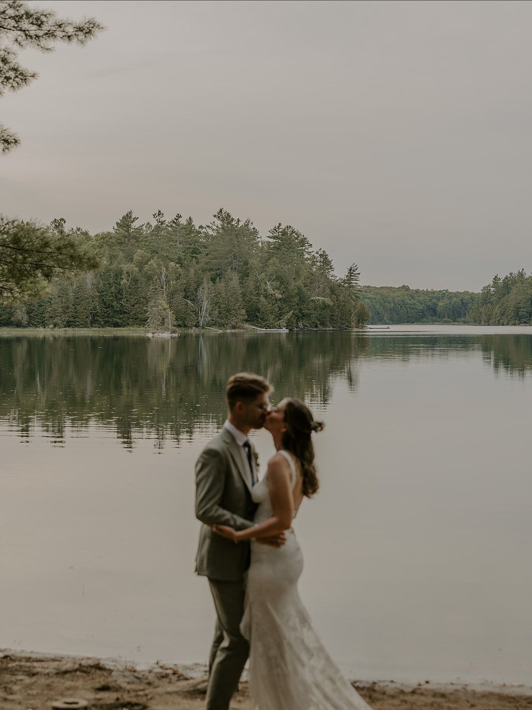 Cottage weddings have a very special place in our hearts, and L+A&rsquo;s day was no exception 💚
📸 @katewatkinson