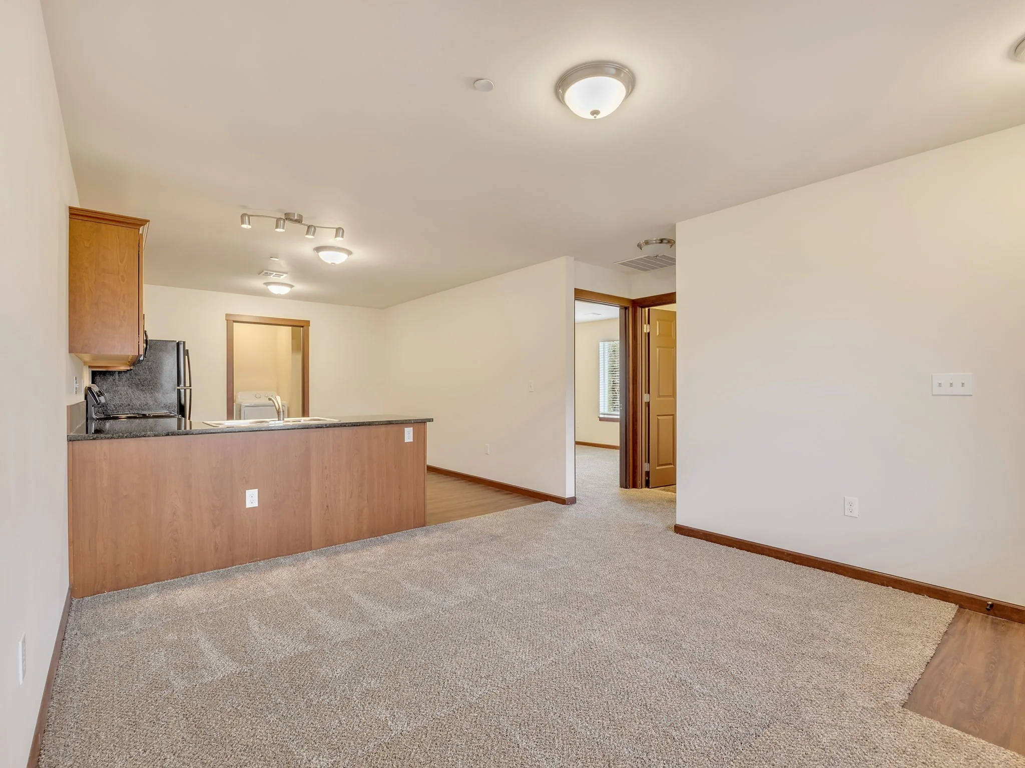 6-web-or-mls-1563 SE Honeysuckle Lp-06.jpg