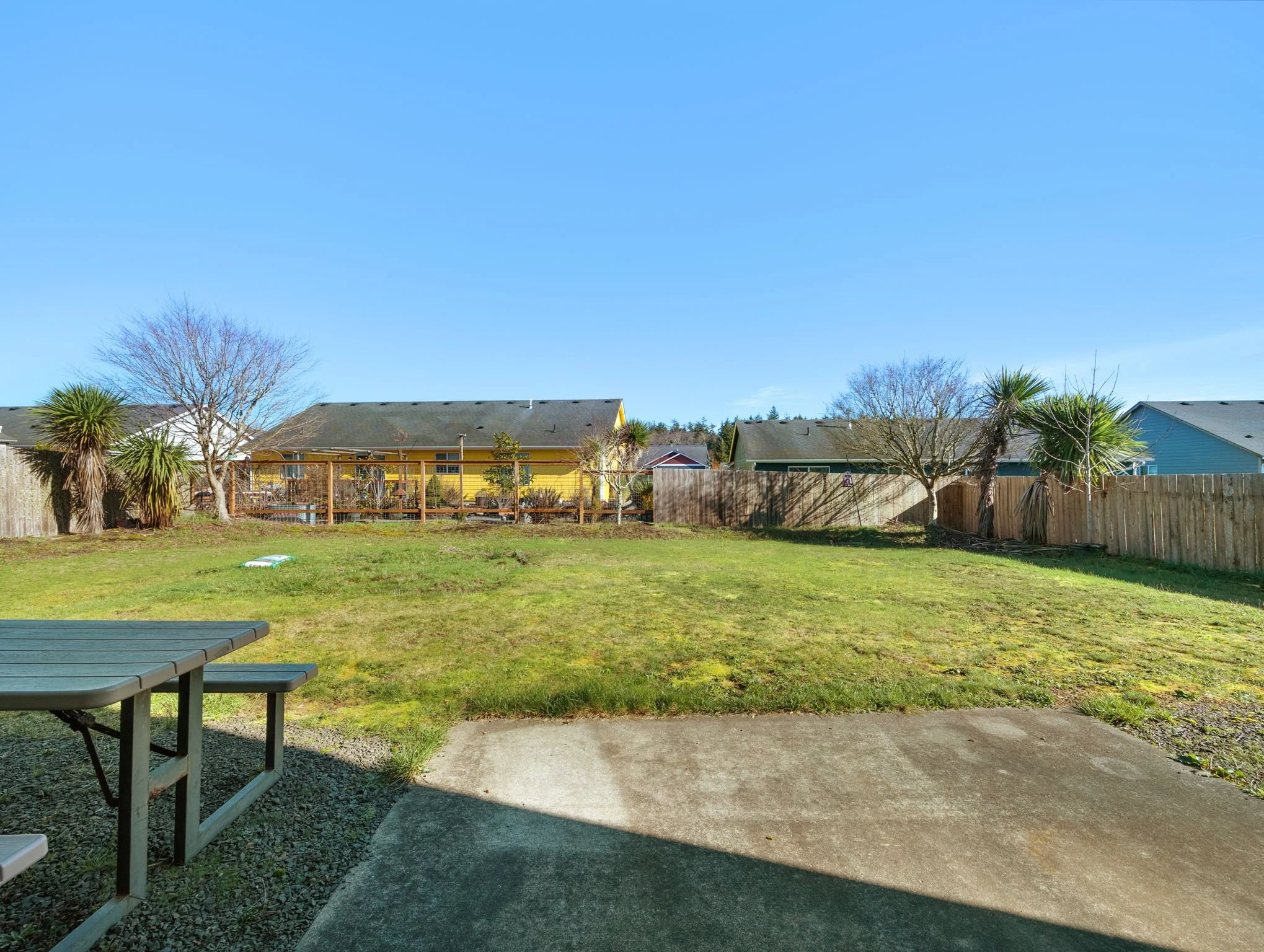 3-web-or-mls-330 SW Kalmia Ave-03.jpg