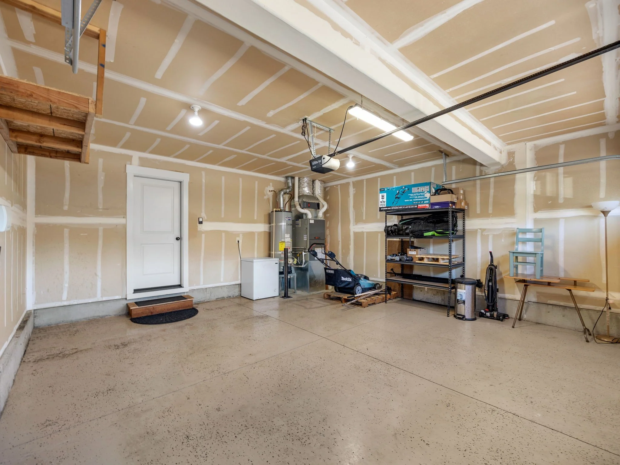 18-web-or-mls-330 SW Kalmia Ave-18.jpg