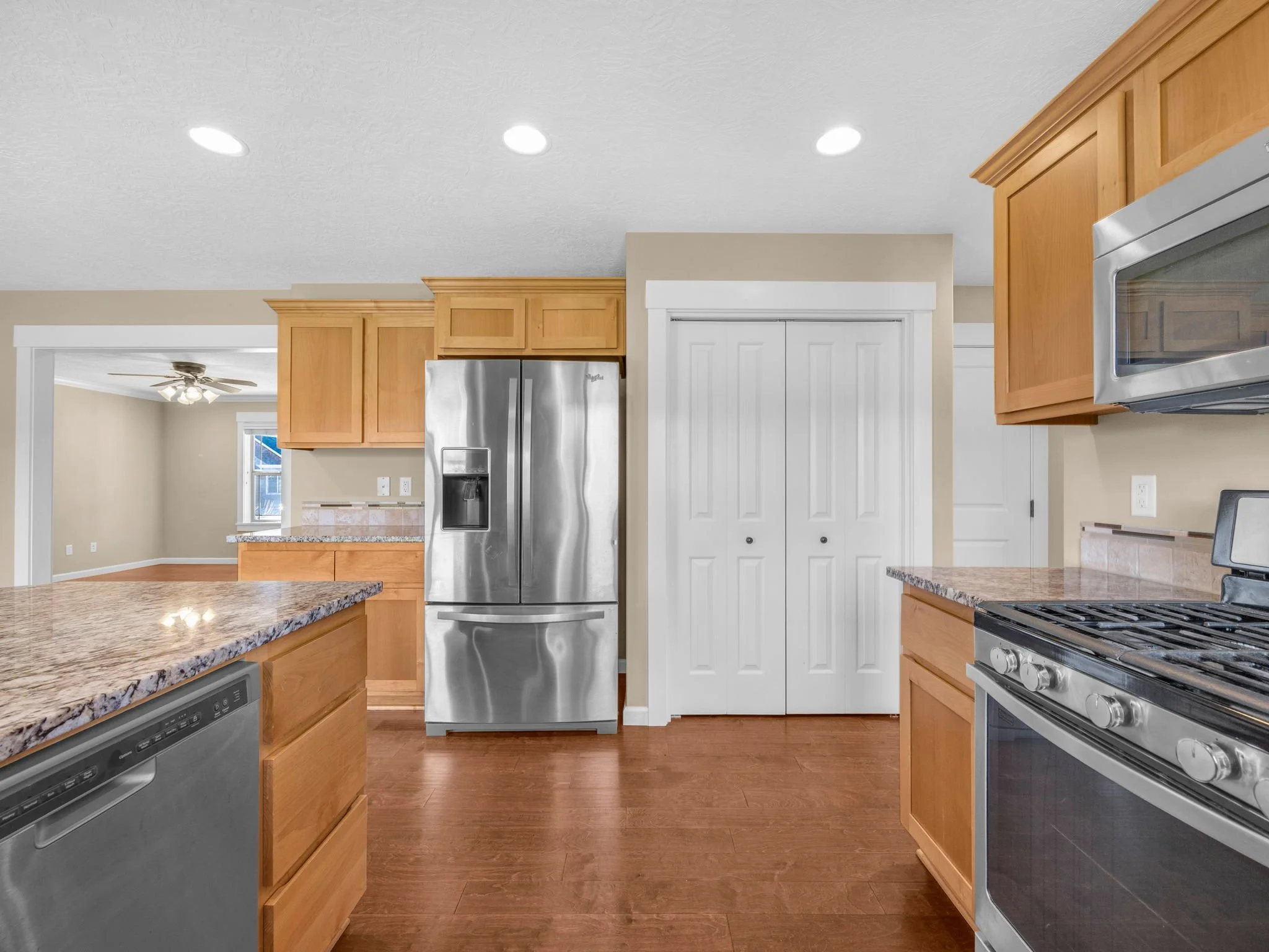 14-web-or-mls-330 SW Kalmia Ave-14.jpg