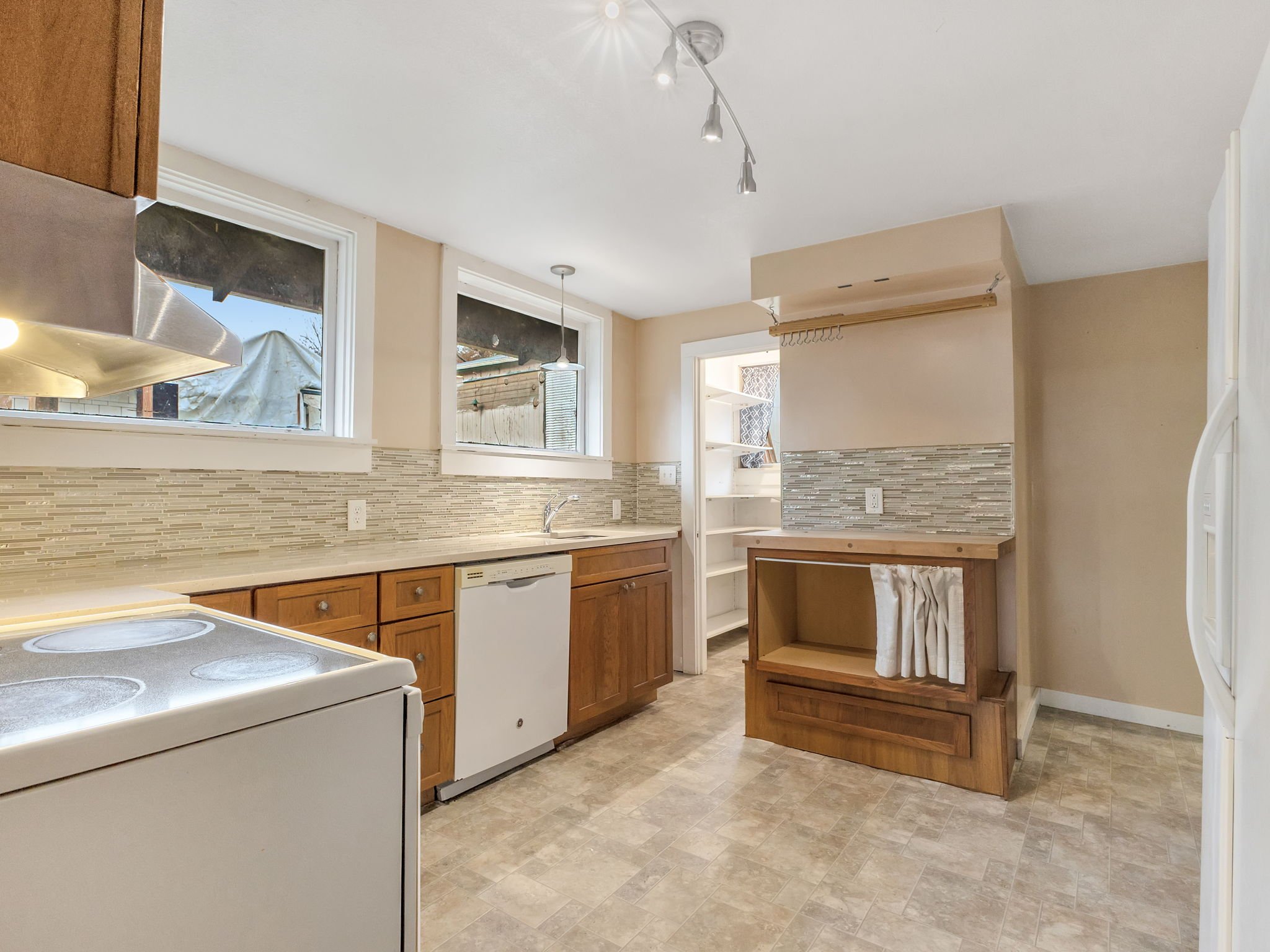 27-web-or-mls-809 Glasgow Ave-27.jpg