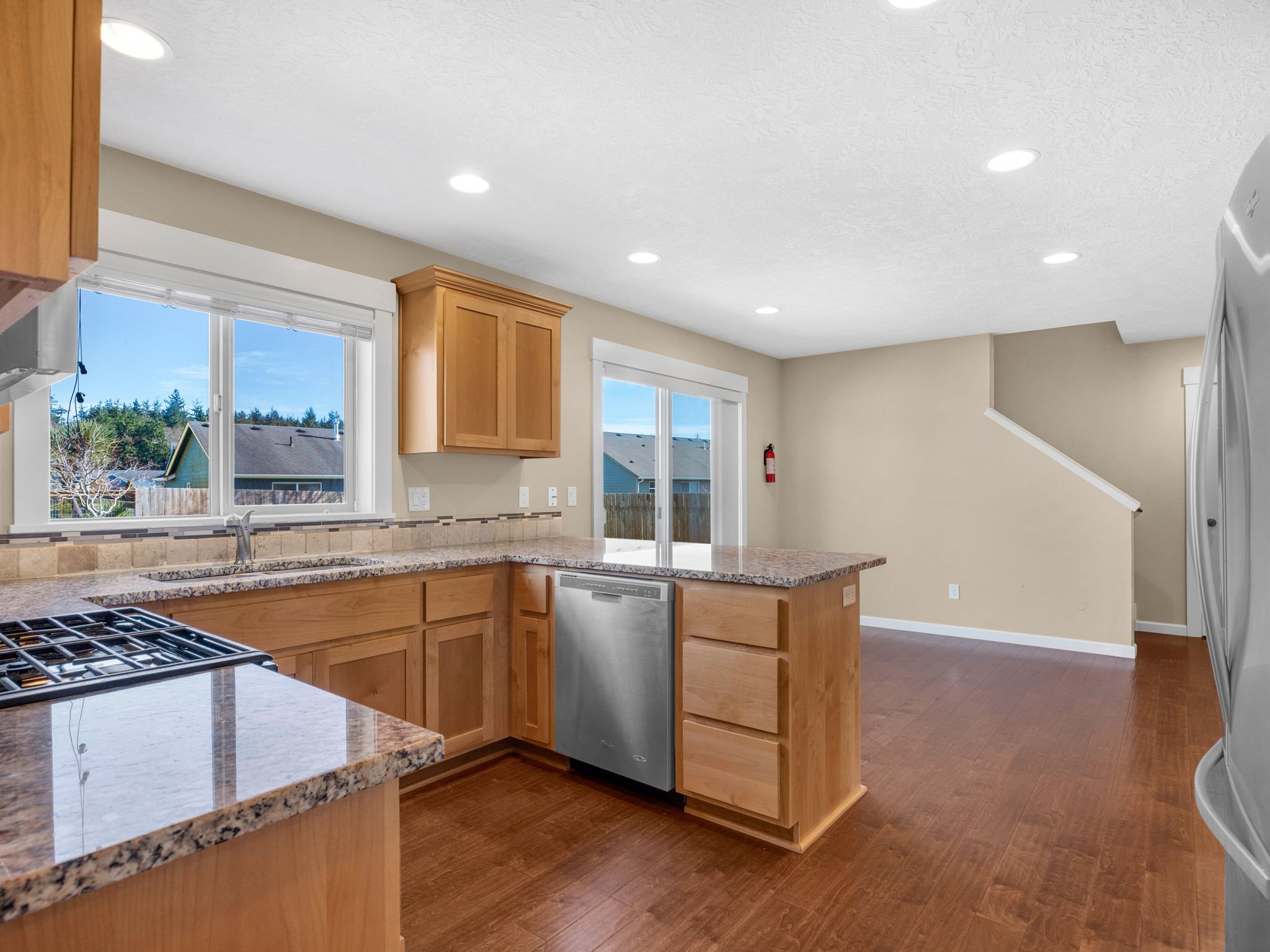 13-web-or-mls-330 SW Kalmia Ave-13.jpg