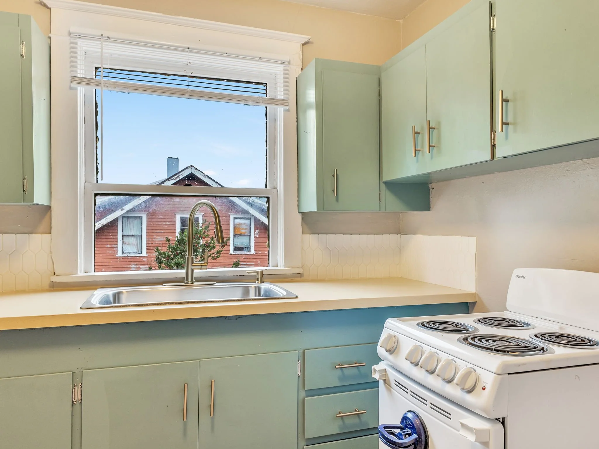 27-web-or-mls-1320 Franklin Ave-11.jpg