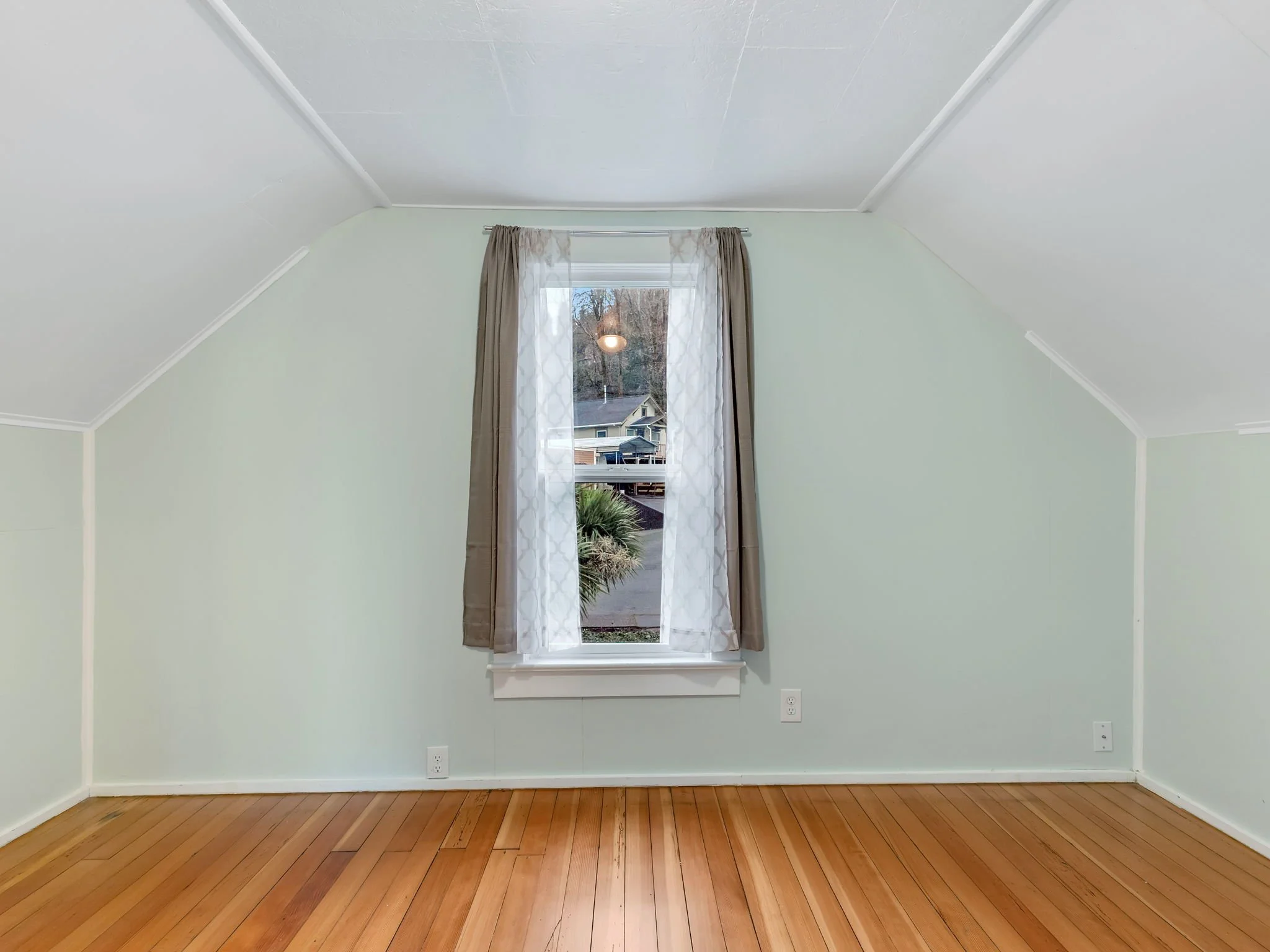 24-web-or-mls-3088 Harrison Ave-25.jpg