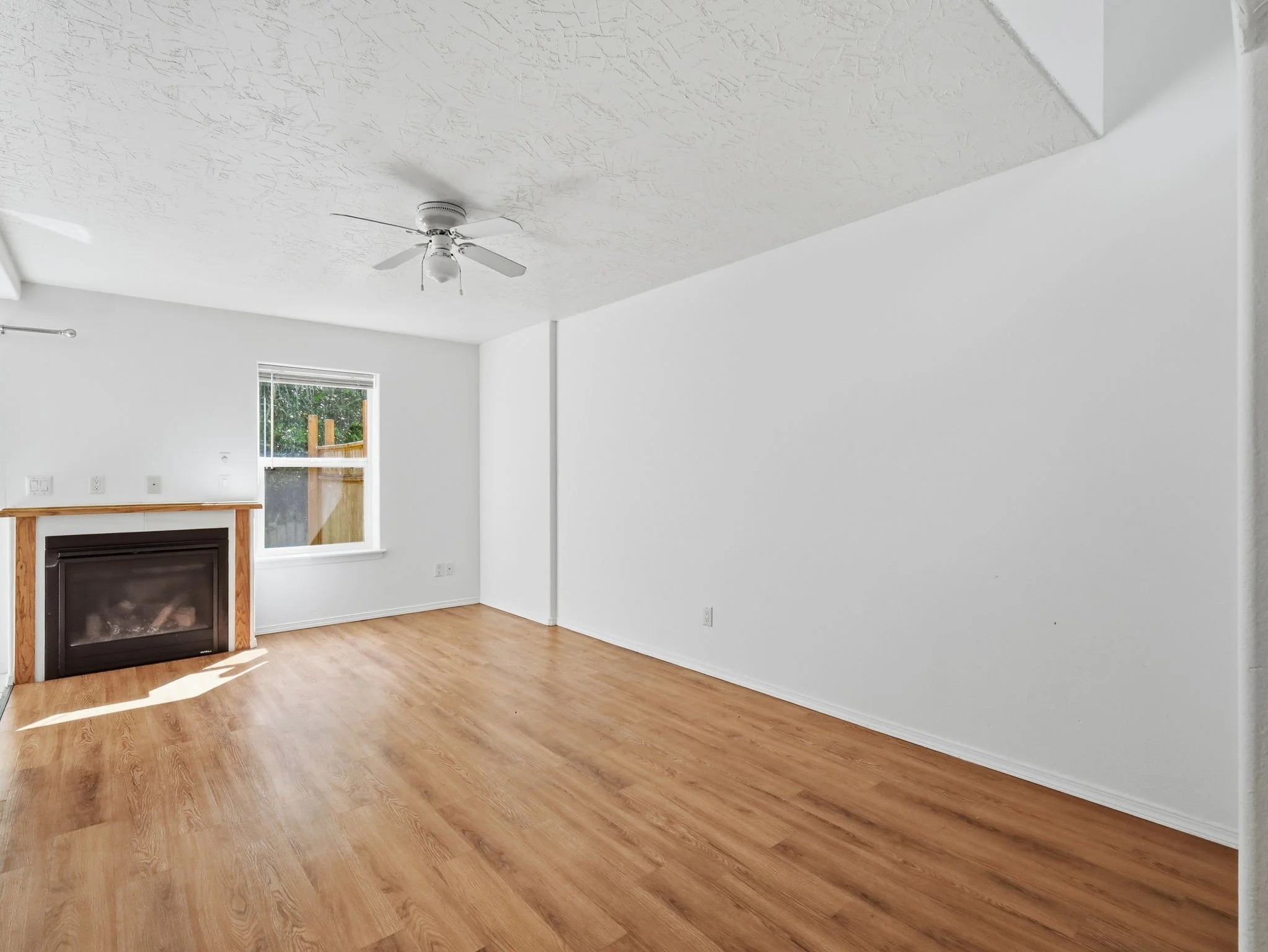 9-web-or-mls-580 7th Ct-09.jpg