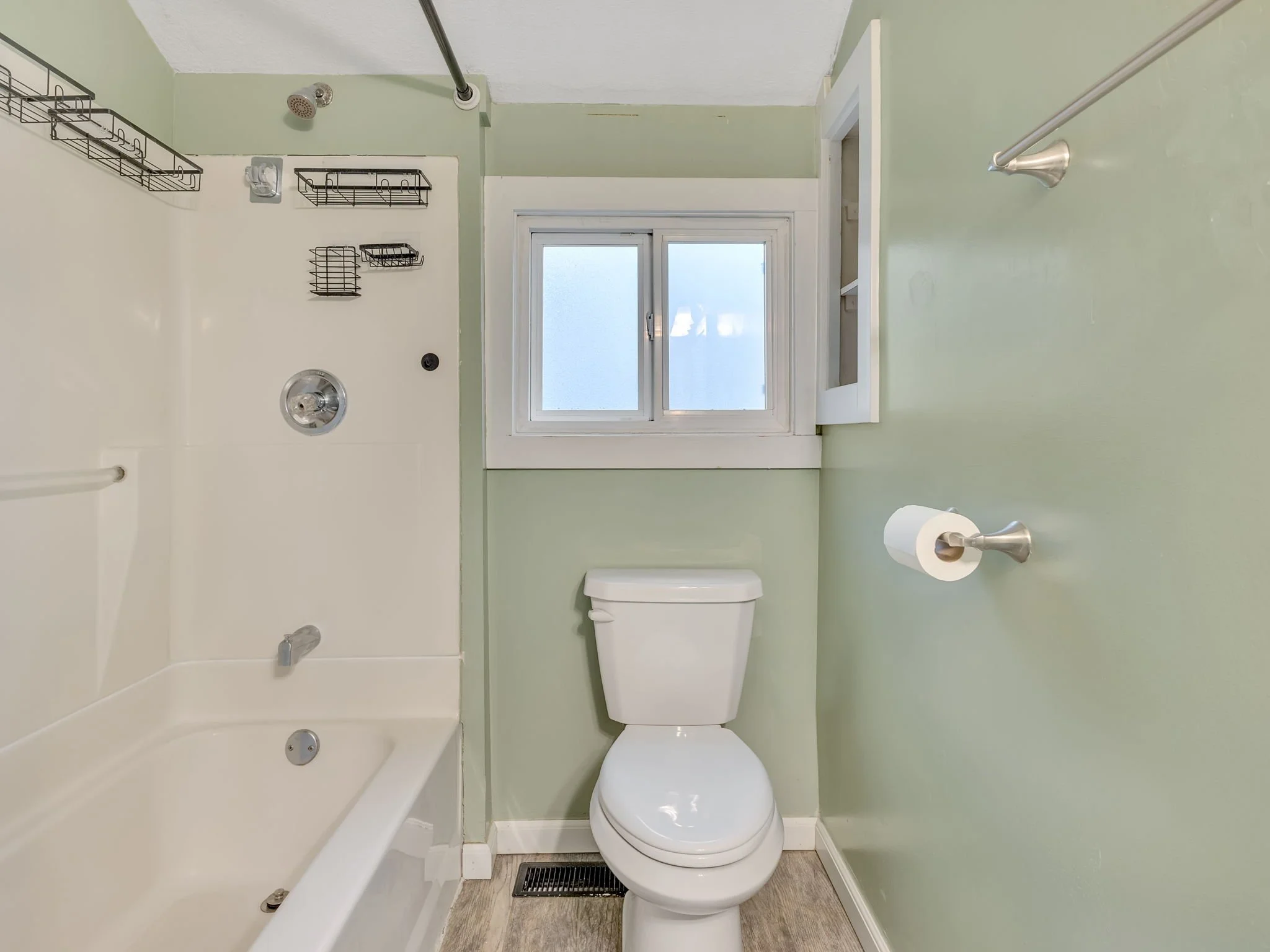 22-web-or-mls-809 Glasgow Ave-22.jpg