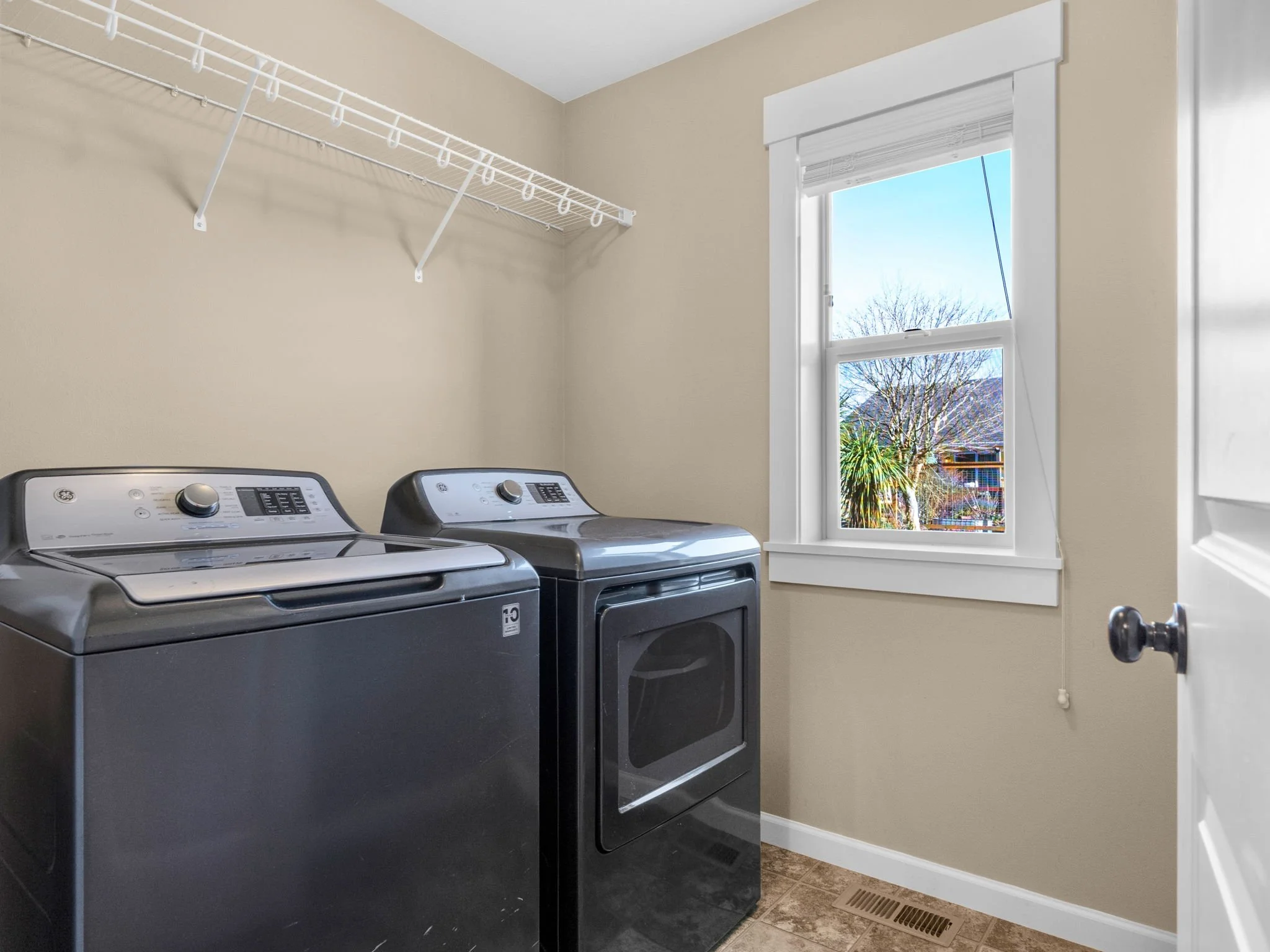 16-web-or-mls-330 SW Kalmia Ave-16.jpg