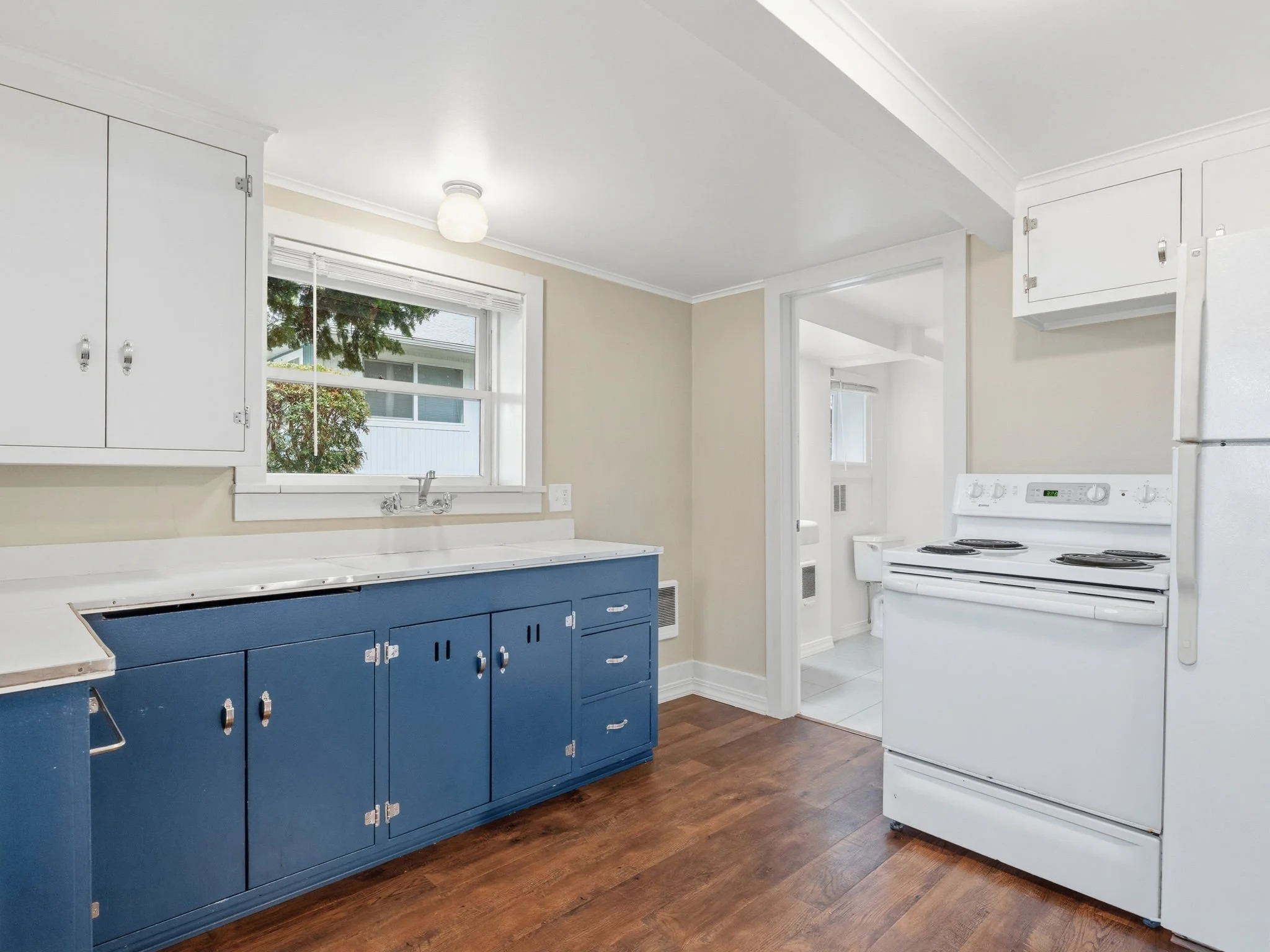 9-web-or-mls-1939 Irving Ave-10.jpg