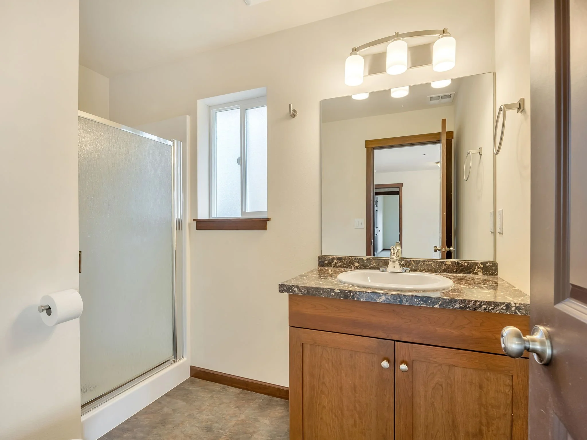 18-web-or-mls-1563 SE Honeysuckle Lp-18.jpg