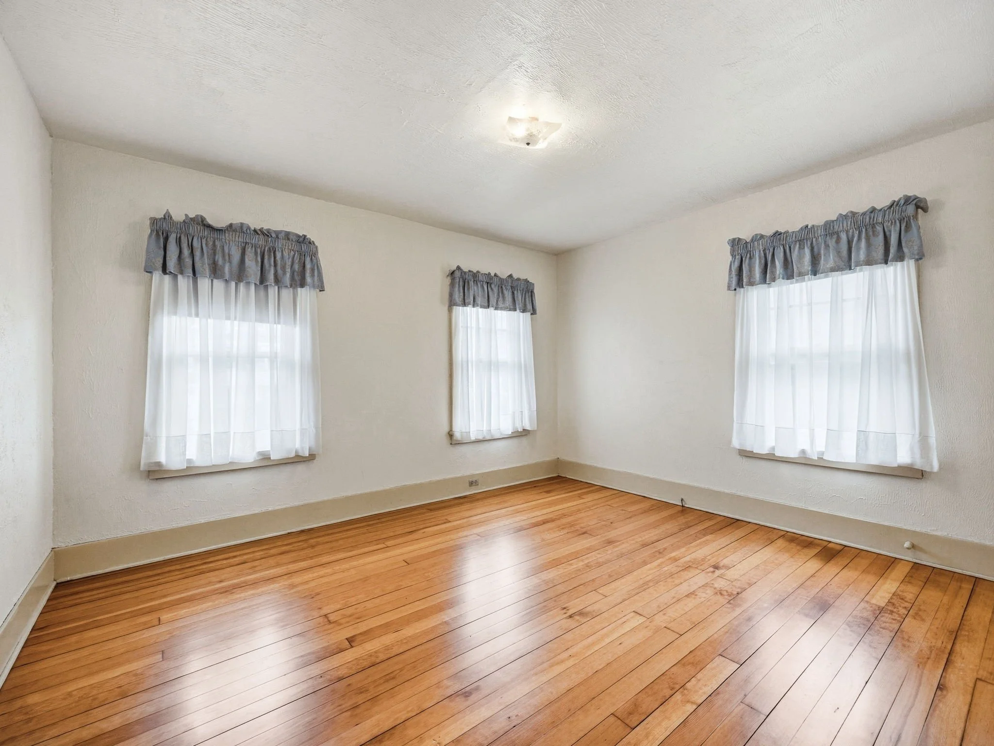 14-web-or-mls-860 Beach St-46.jpg