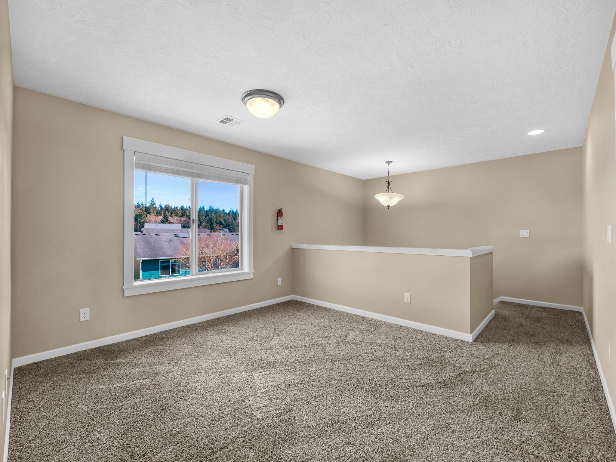 21-web-or-mls-330 SW Kalmia Ave-21.jpg