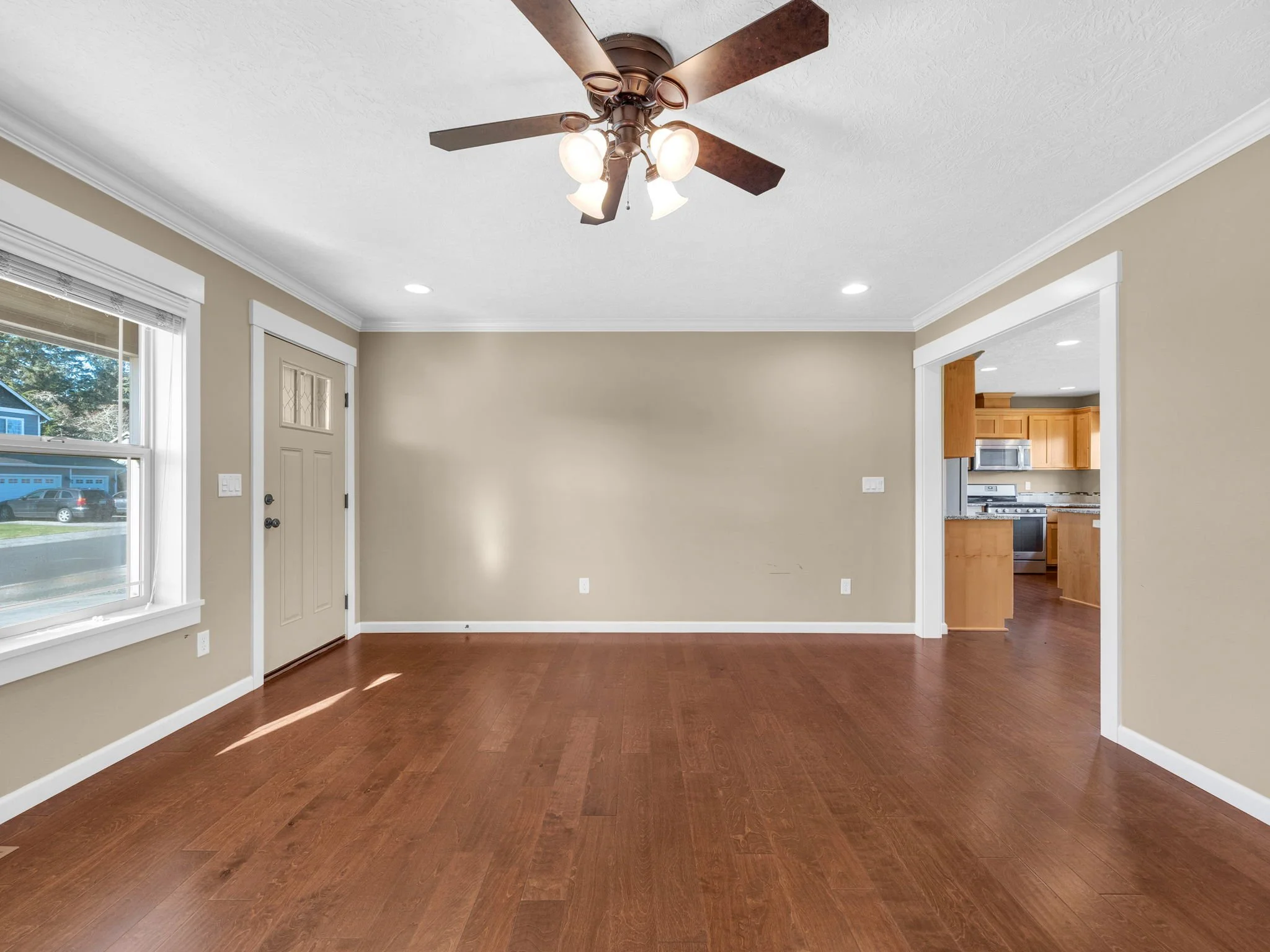 8-web-or-mls-330 SW Kalmia Ave-08.jpg