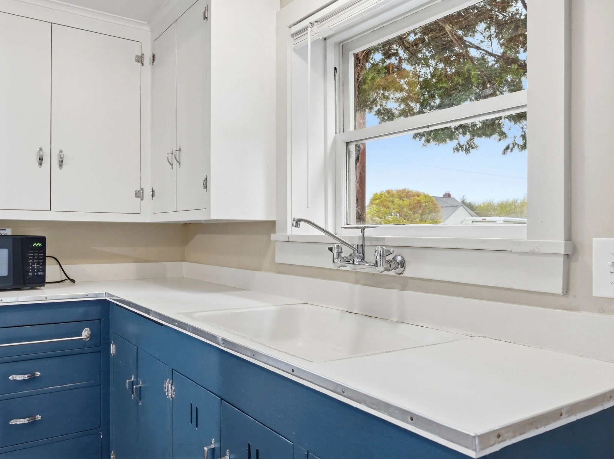 10-web-or-mls-1939 Irving Ave-12.jpg