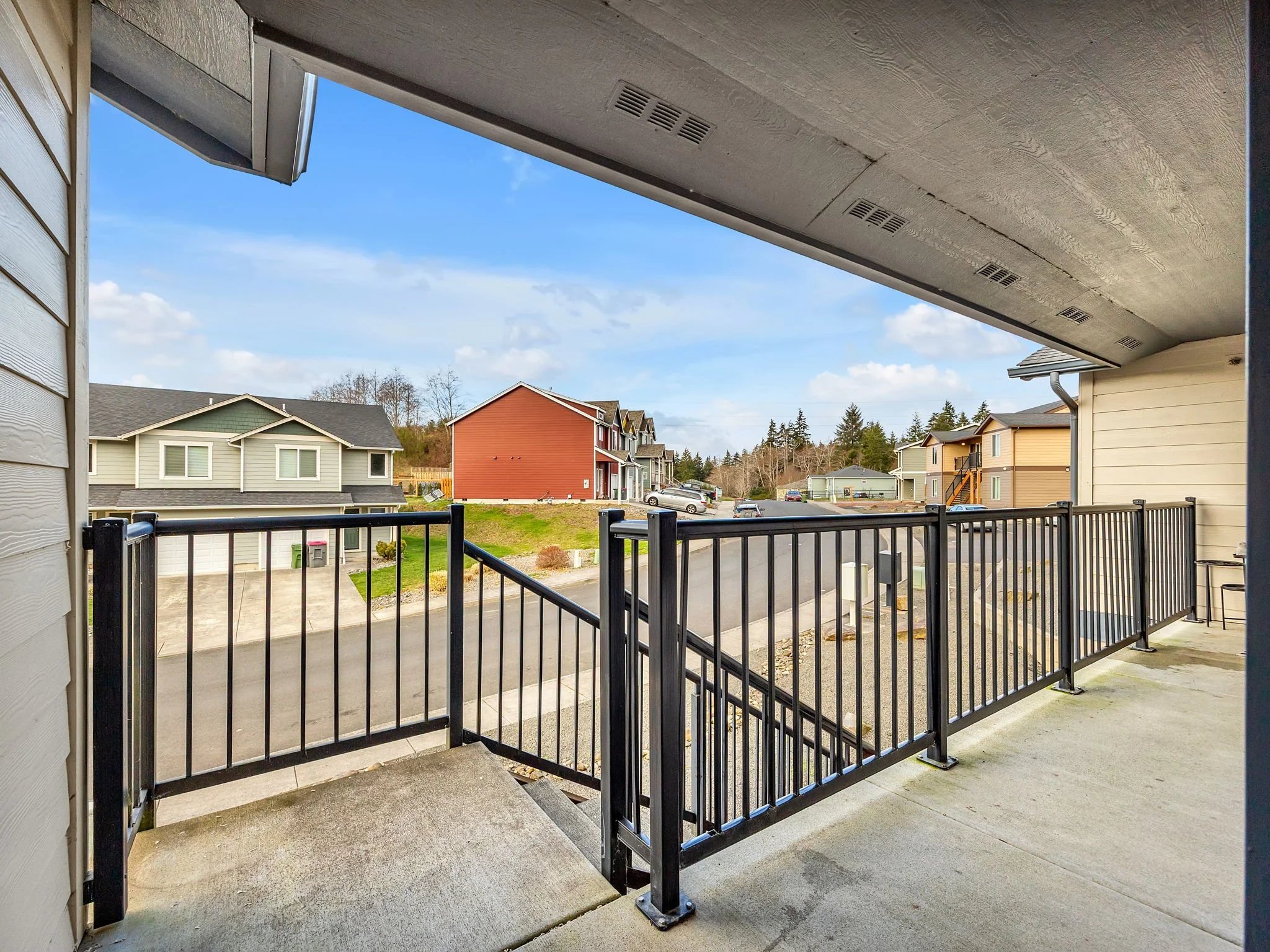 4-web-or-mls-1563 SE Honeysuckle Lp-05.jpg