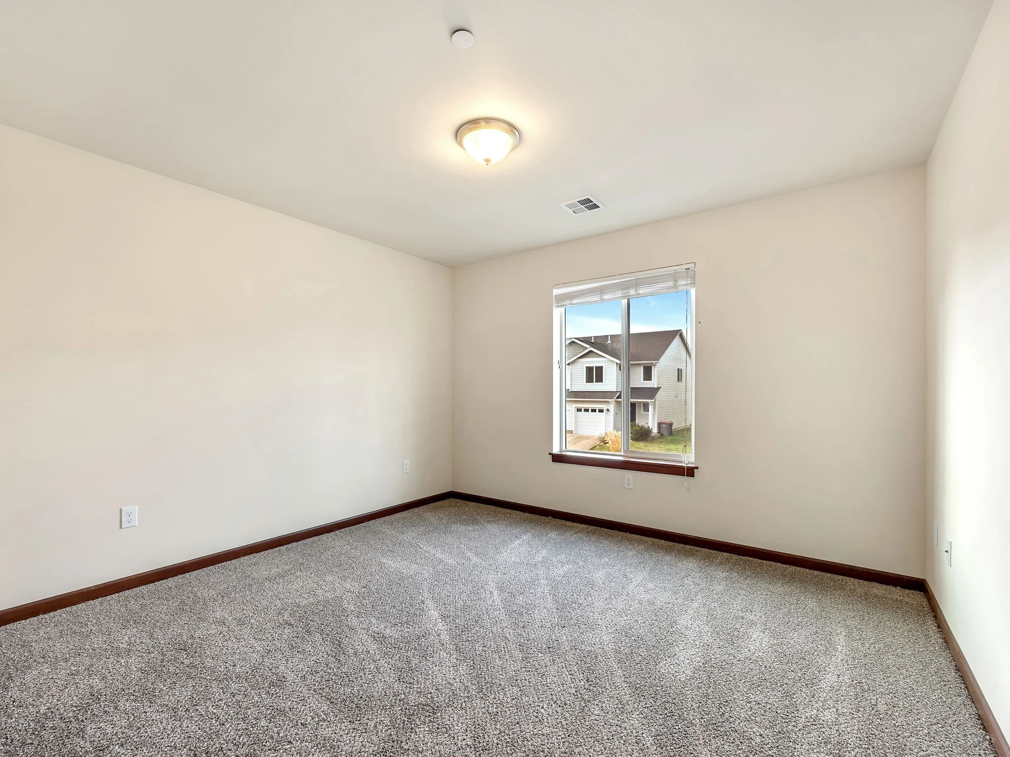 20-web-or-mls-1563 SE Honeysuckle Lp-20.jpg