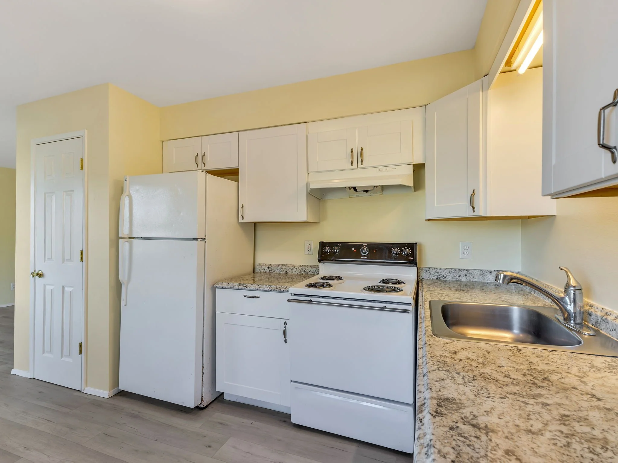 12-web-or-mls-2135 S Edgewood-09.jpg