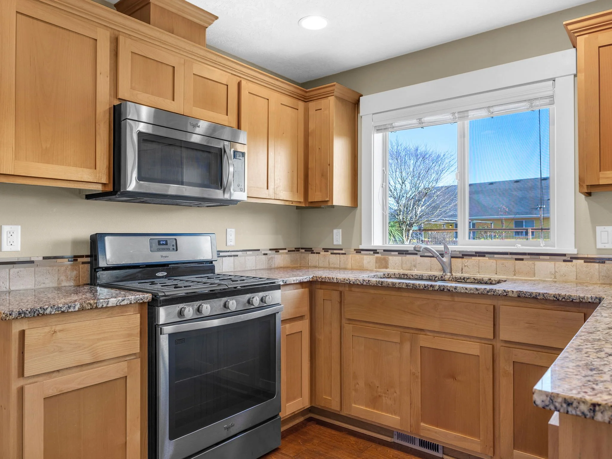 12-web-or-mls-330 SW Kalmia Ave-12.jpg