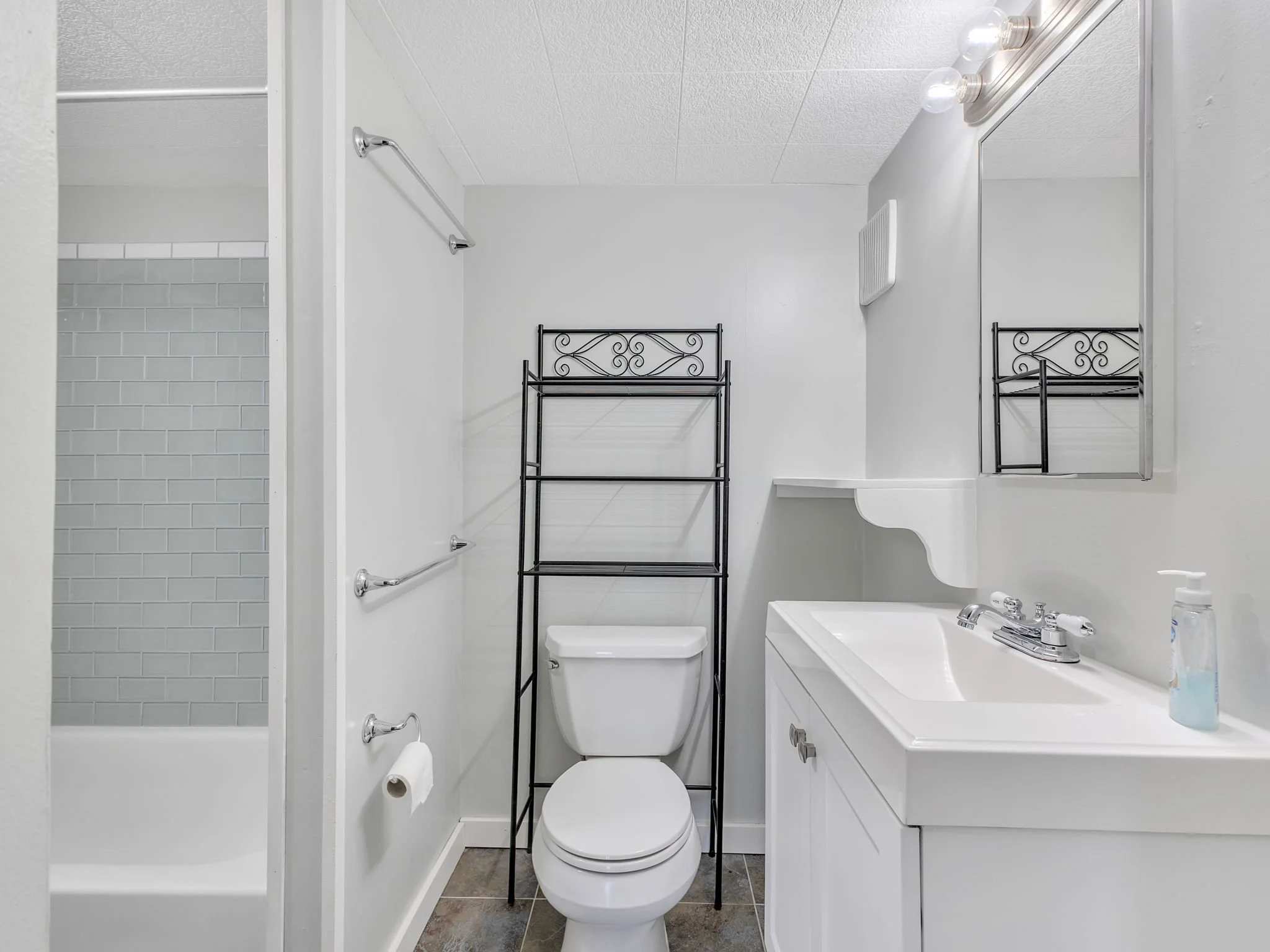 17-web-or-mls-3088 Harrison Ave-18.jpg