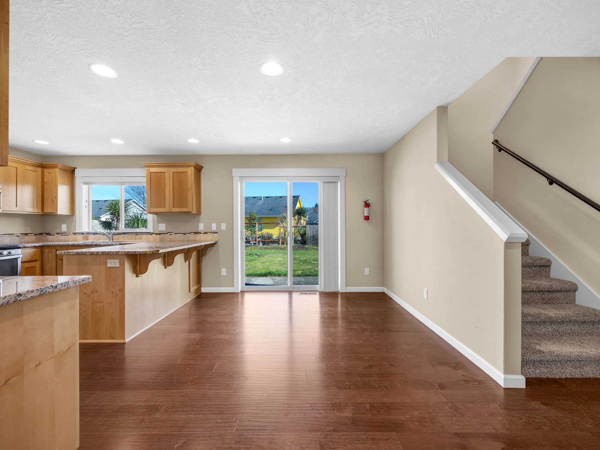 9-web-or-mls-330 SW Kalmia Ave-09.jpg