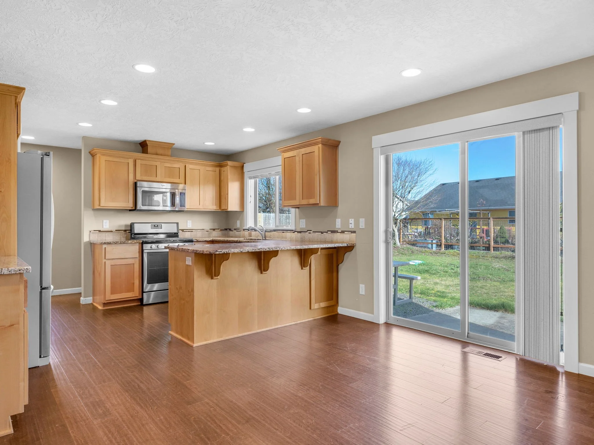 10-web-or-mls-330 SW Kalmia Ave-10.jpg