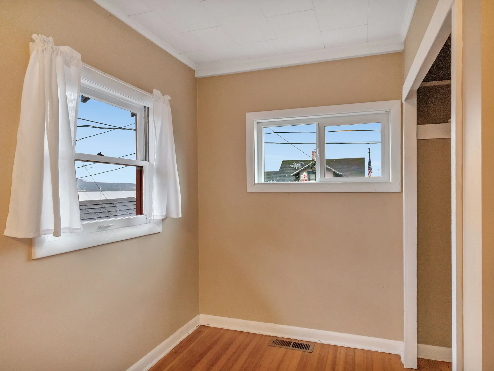 16-web-or-mls-809 Glasgow Ave-16.jpg