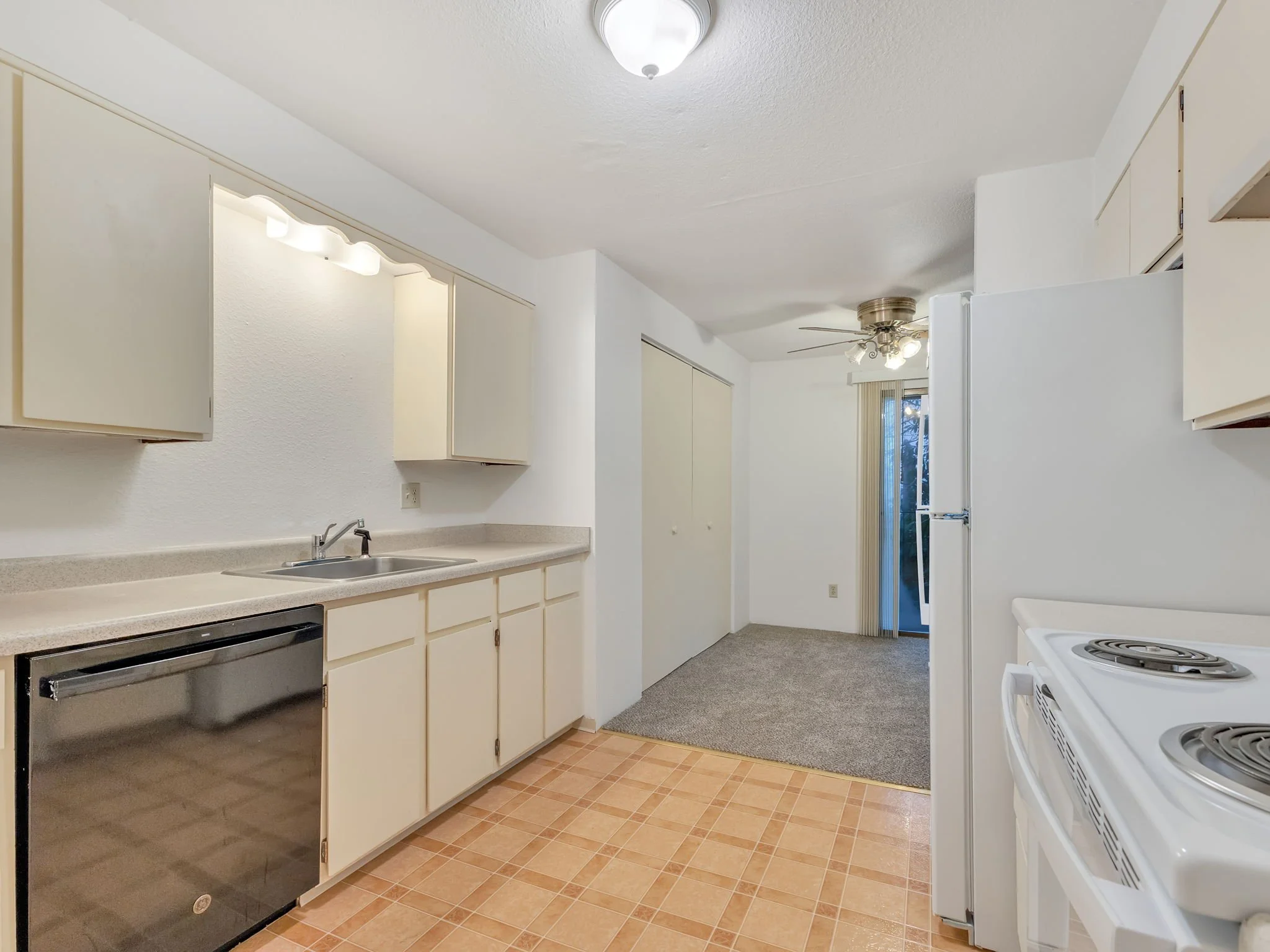 4-web-or-mls-280 Lincoln St #3-04.jpg