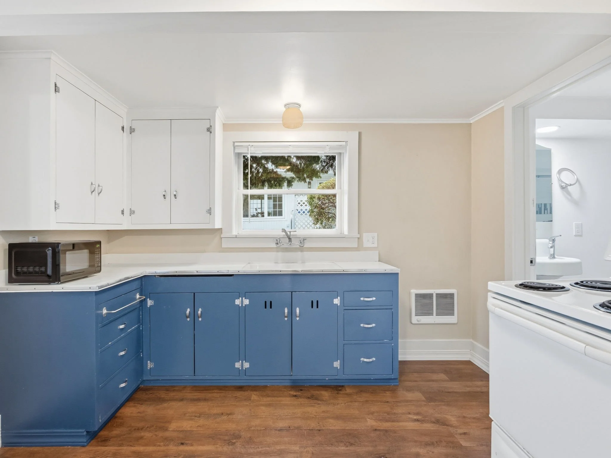 8-web-or-mls-1939 Irving Ave-9.jpg