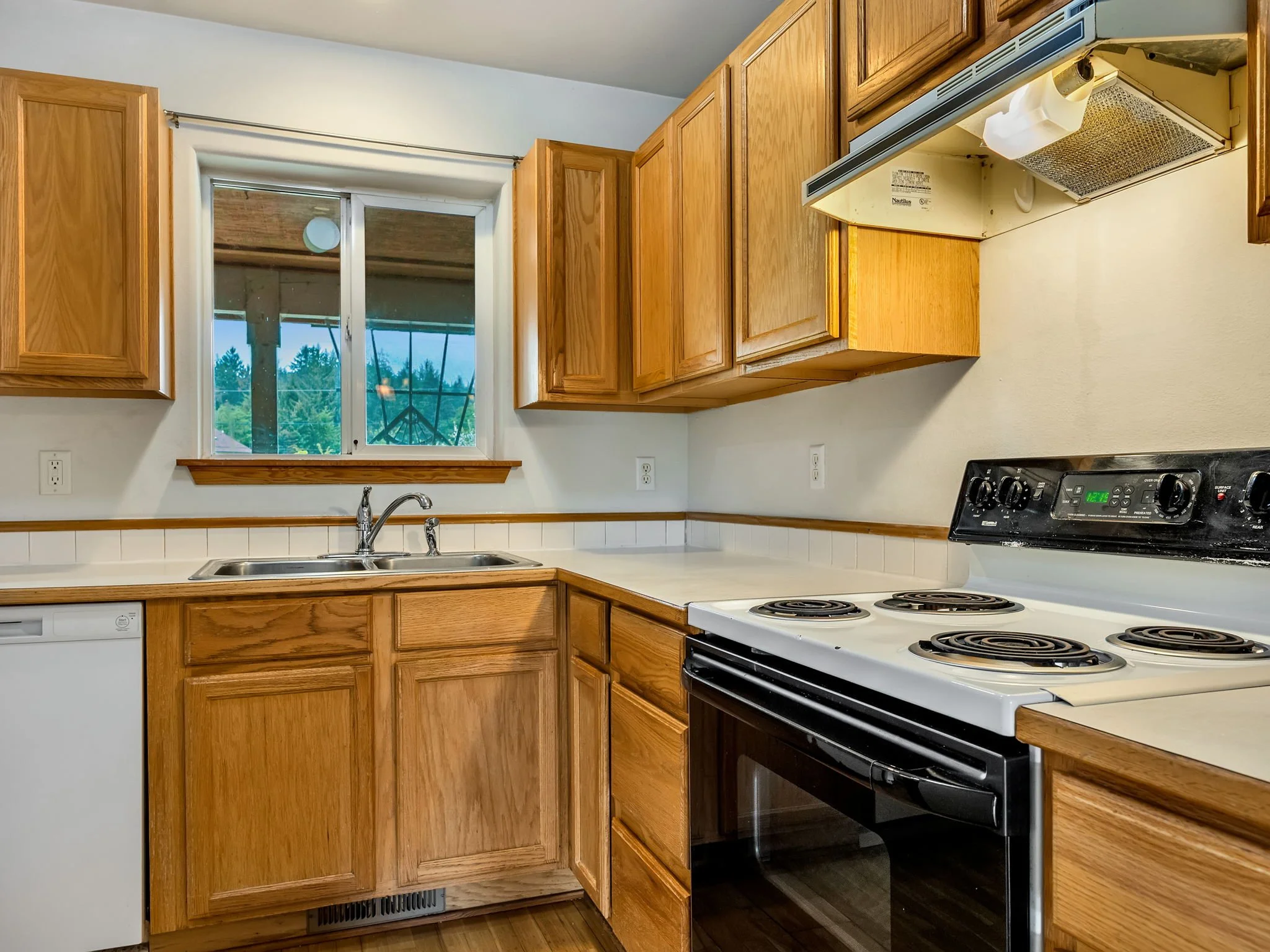 9-web-or-mls-90560 Logan Rd-9.jpg