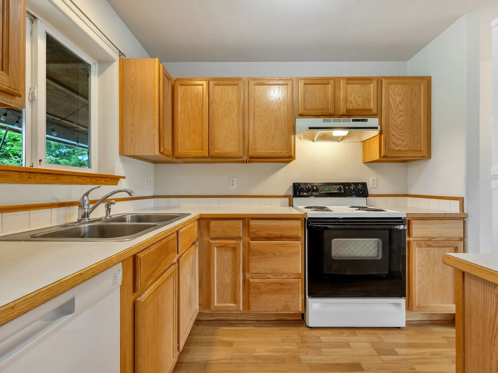 10-web-or-mls-90560 Logan Rd-10.jpg