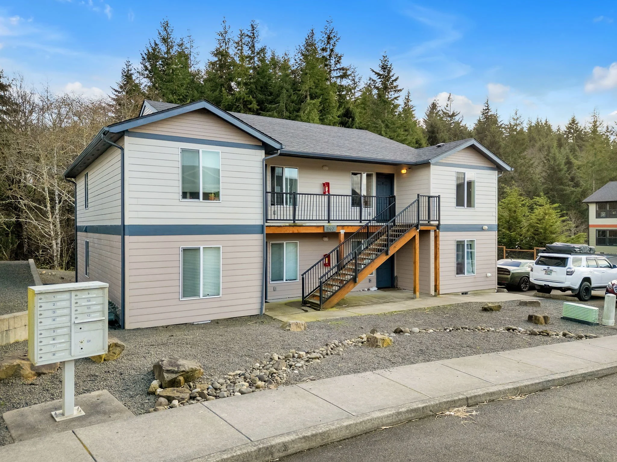 2-web-or-mls-1563 SE Honeysuckle Lp-02.jpg