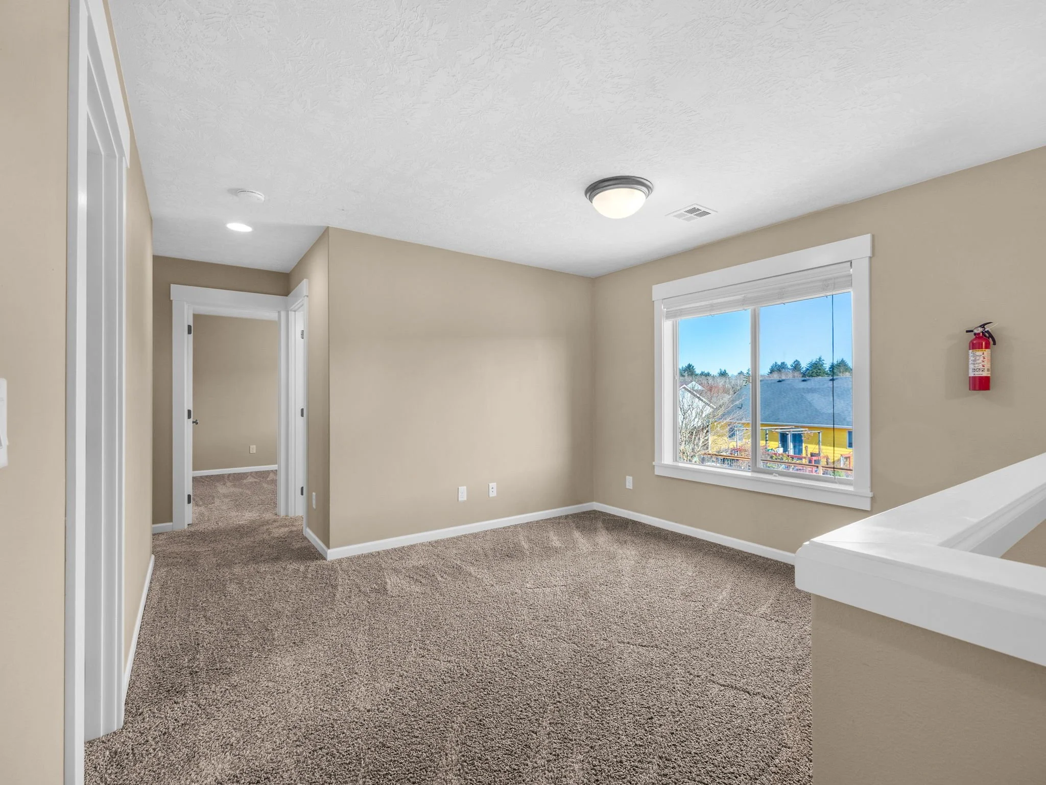 20-web-or-mls-330 SW Kalmia Ave-20.jpg