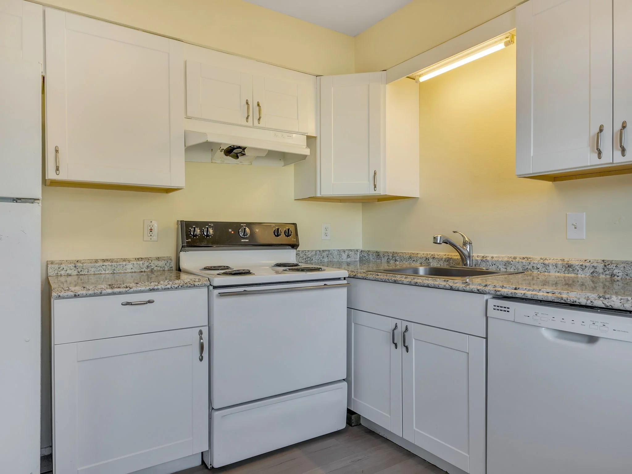 11-web-or-mls-2135 S Edgewood-07.jpg