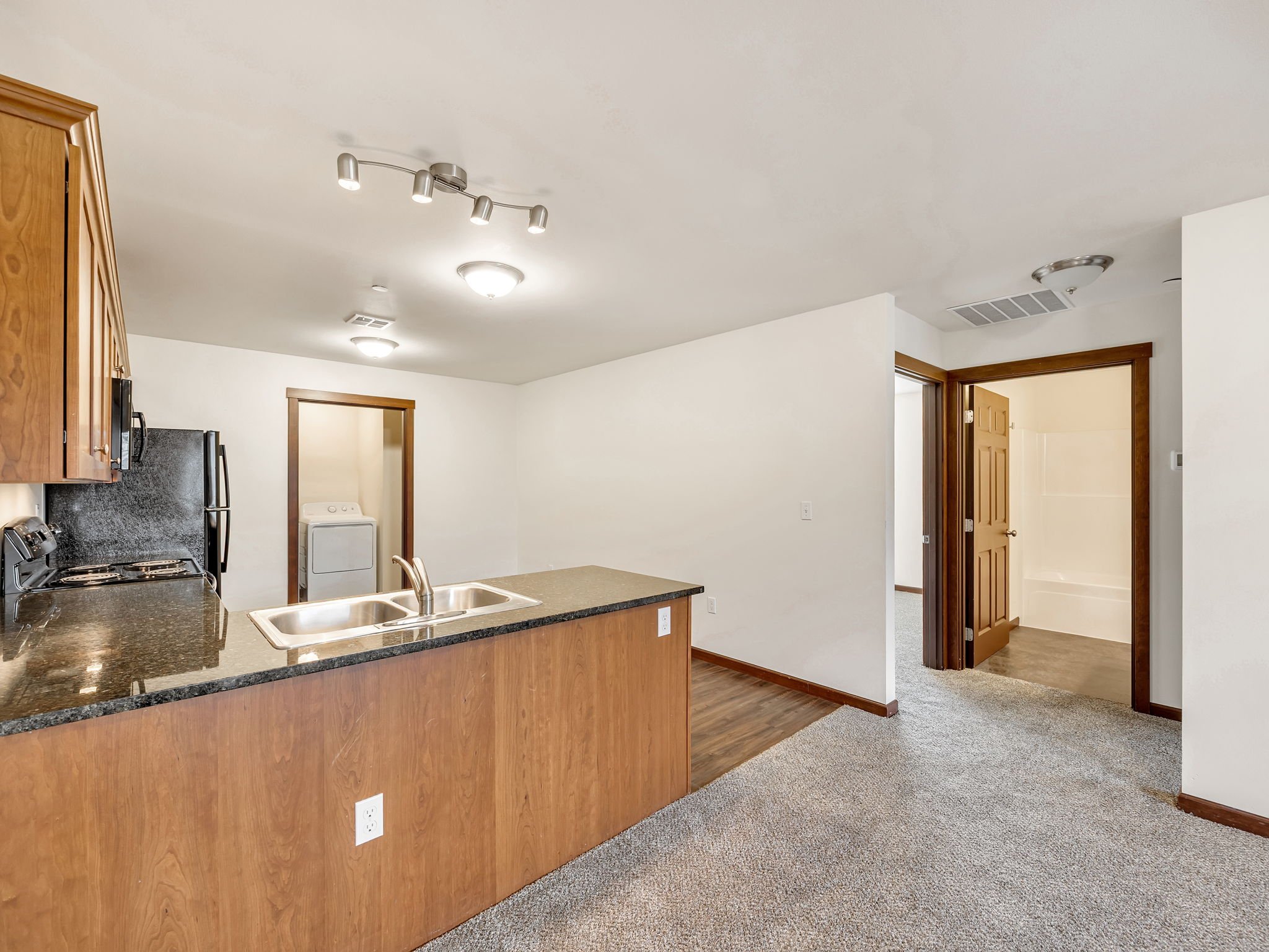 10-web-or-mls-1563 SE Honeysuckle Lp-10.jpg