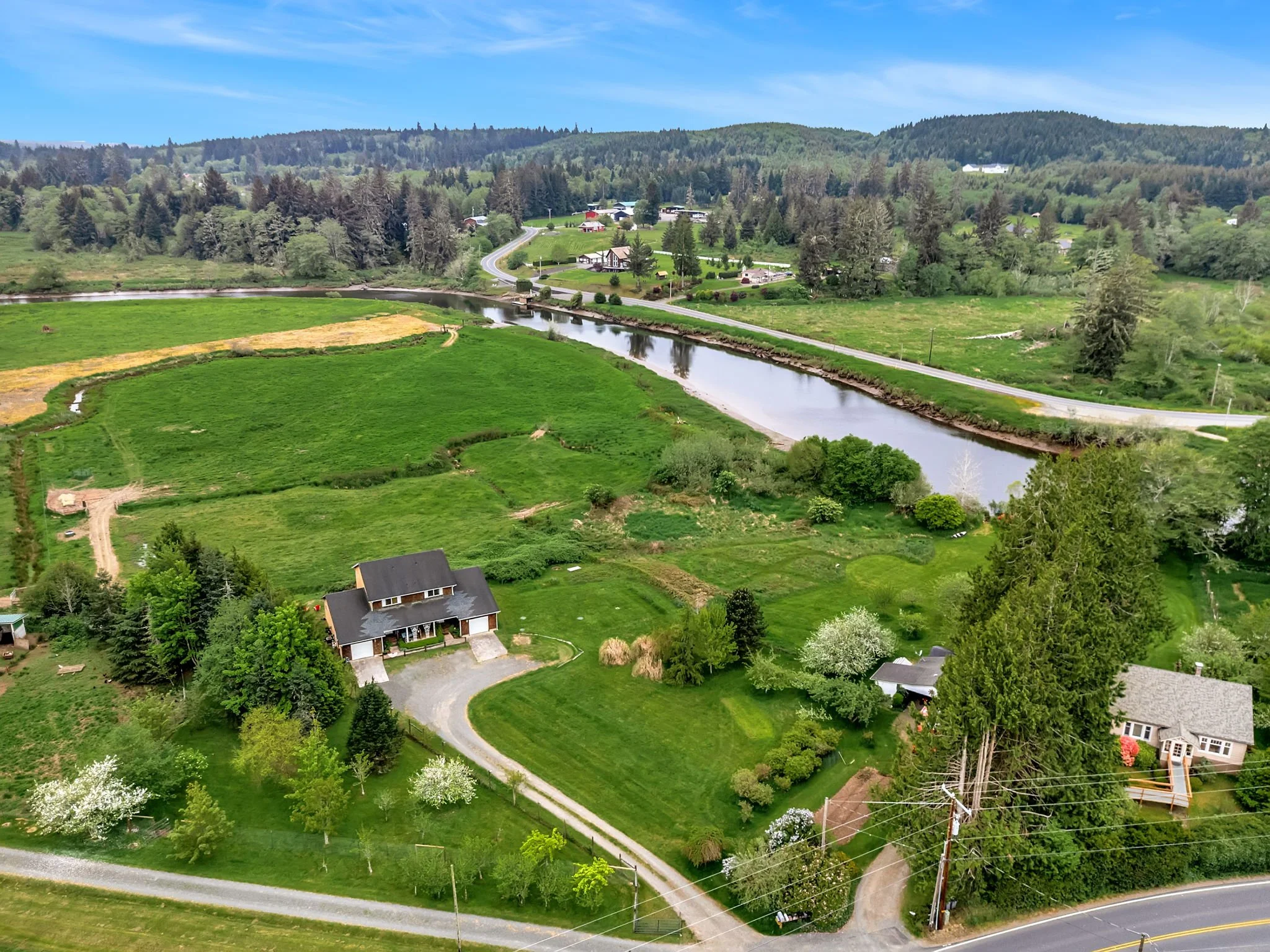 6-web-or-mls-90560 Logan Rd-3.jpg