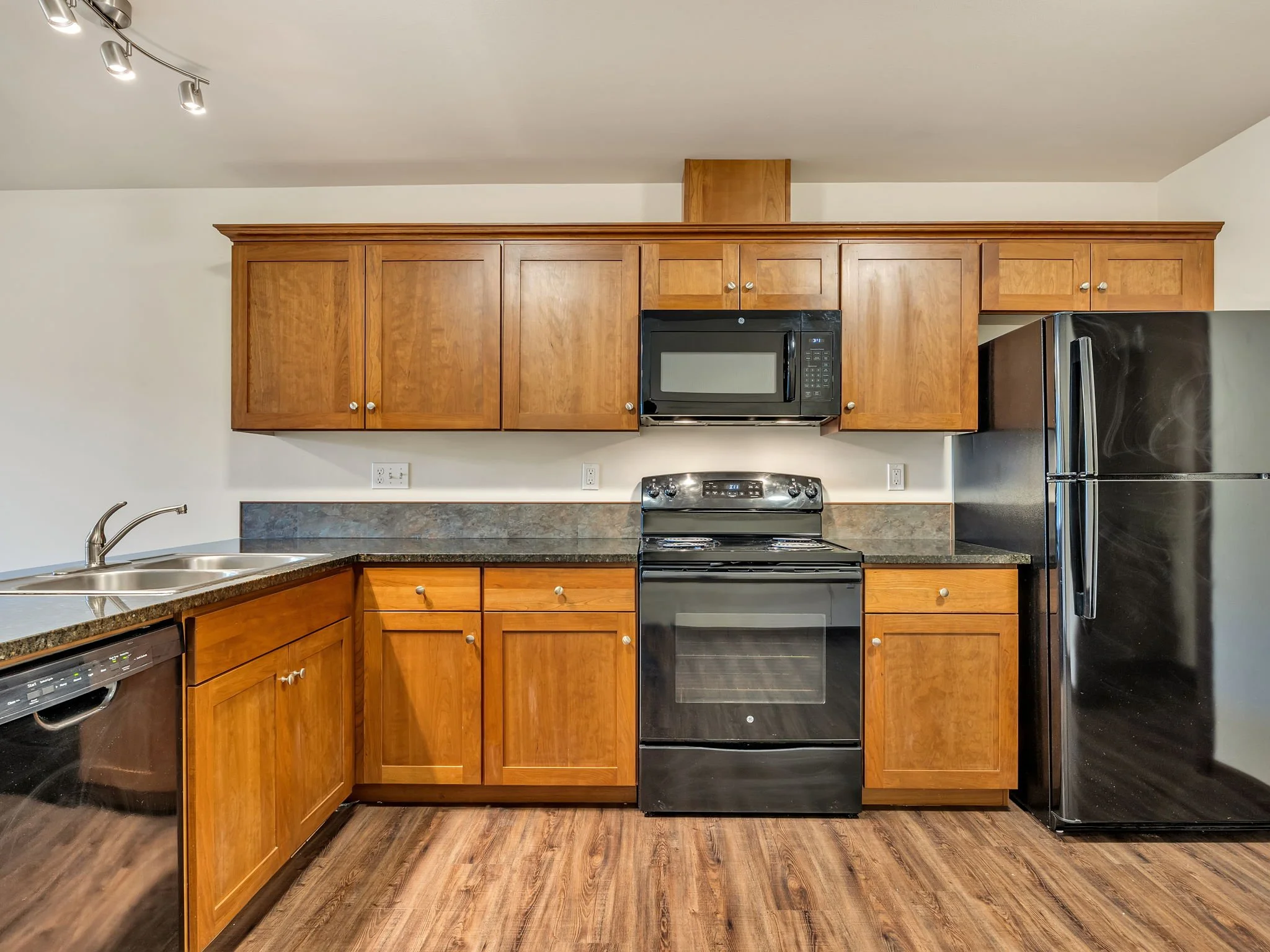 12-web-or-mls-1563 SE Honeysuckle Lp-12.jpg